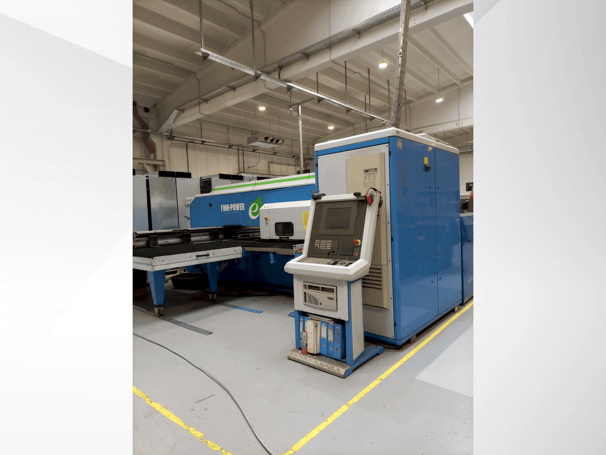 Čelní pohled na Finn-Power E5 U stroj