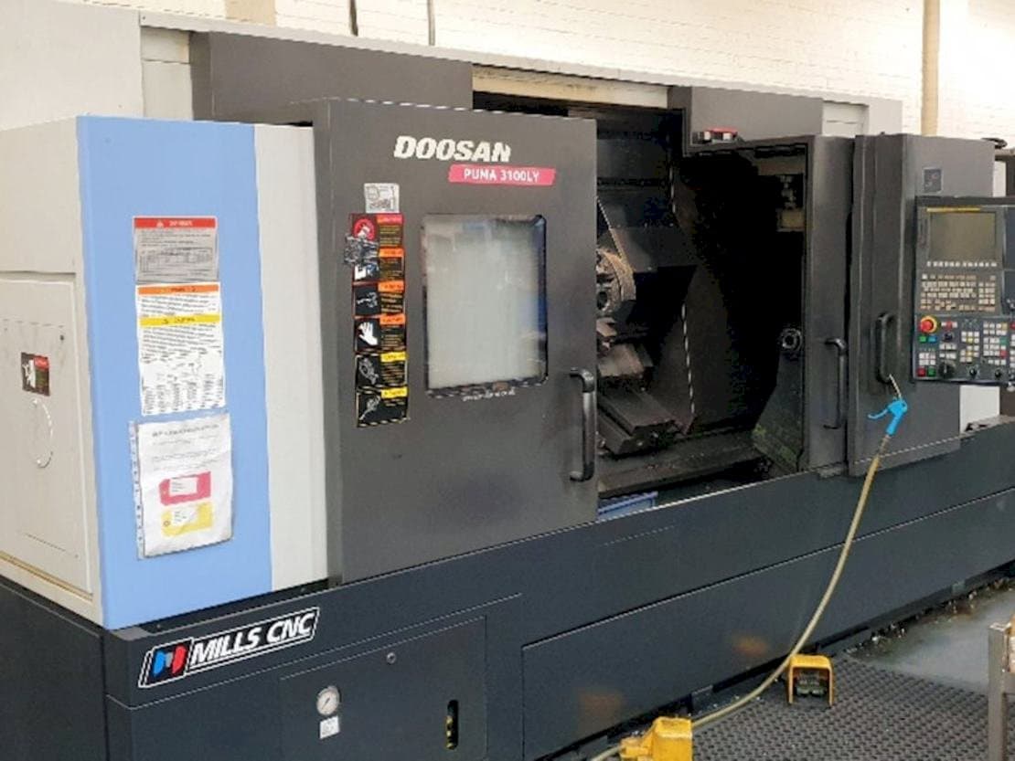 Čelní pohled na Doosan Puma 3100LY stroj