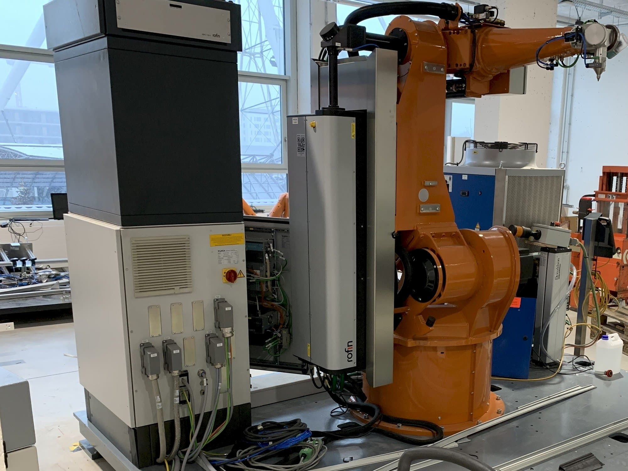 Čelní pohled na Reis Robotics Laserroboter RV6L stroj