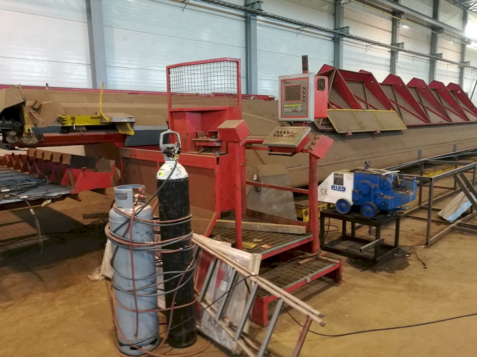 Čelní pohled  na MEP Syntax Line 25  stroj