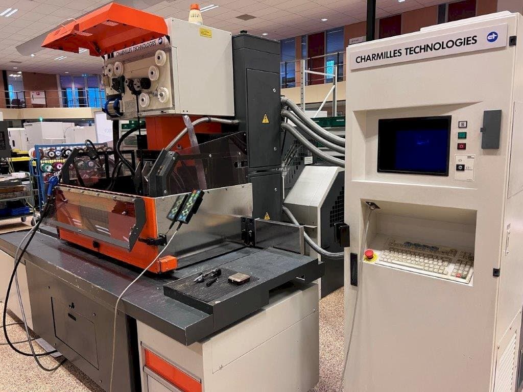 Čelní pohled na CHARMILLES Robofil FI6020 CSL2 stroj