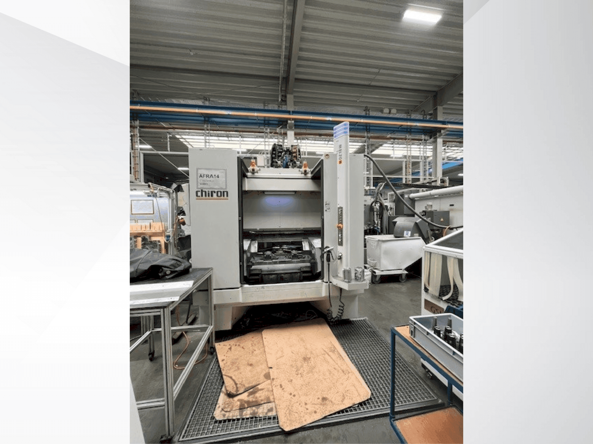 Čelní pohled na CHIRON DZ 18 W stroj