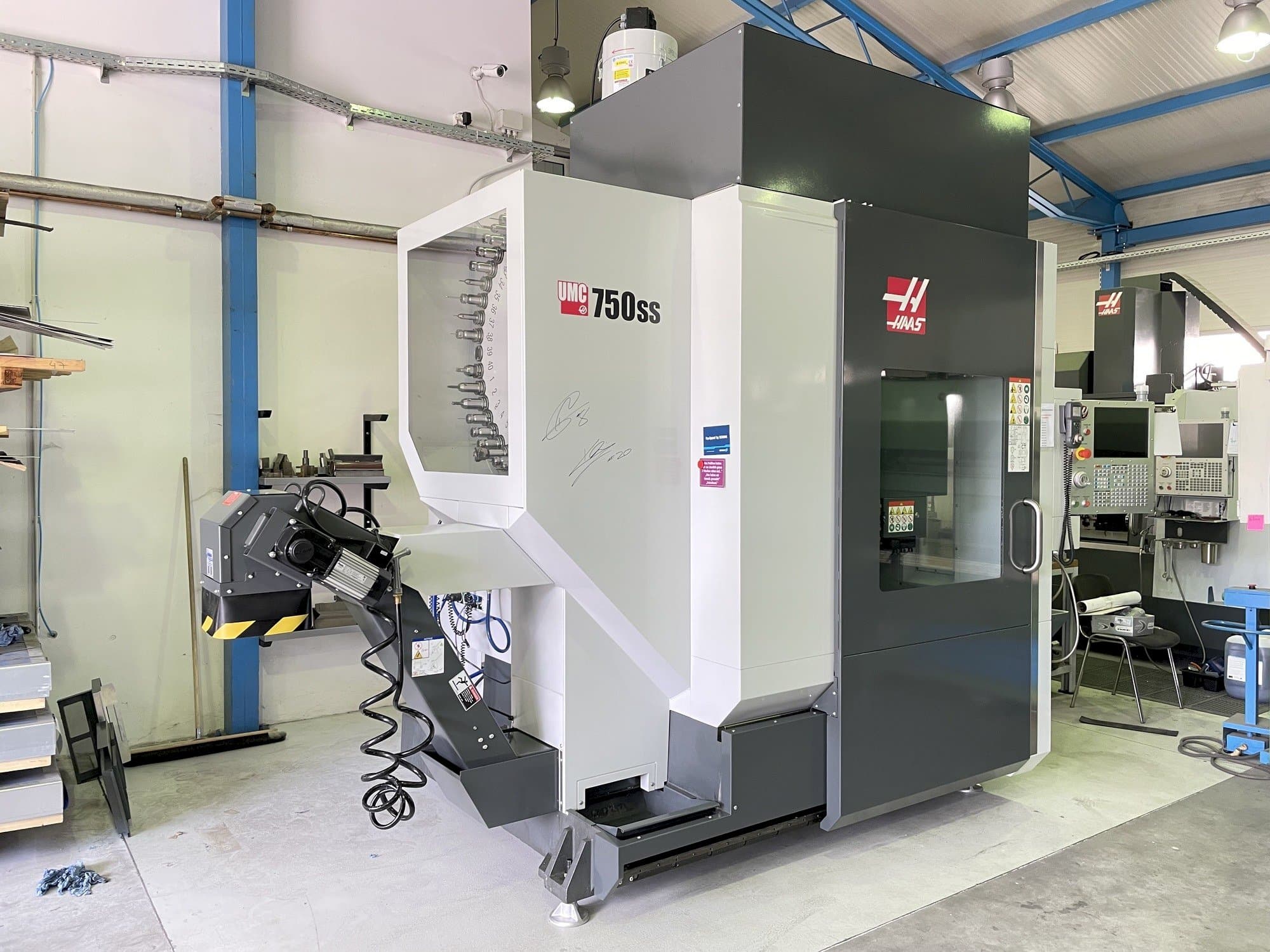 Čelní pohled  na HAAS UMC 750 SS  stroj