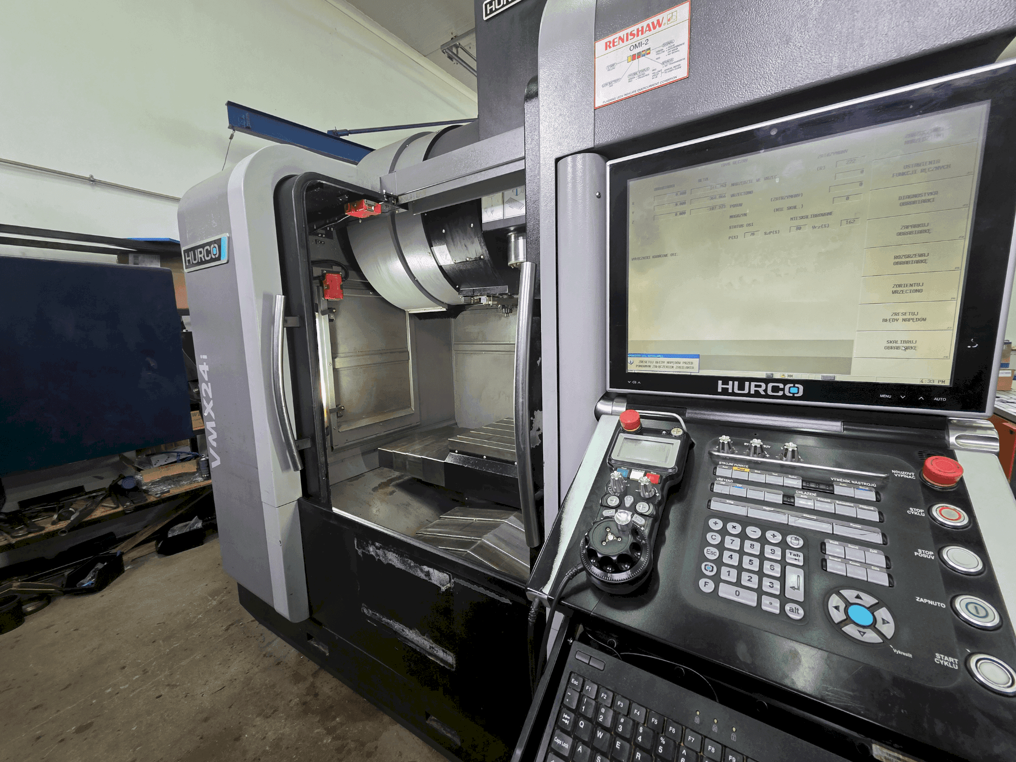 Čelní pohled na Hurco VMX 24i stroj