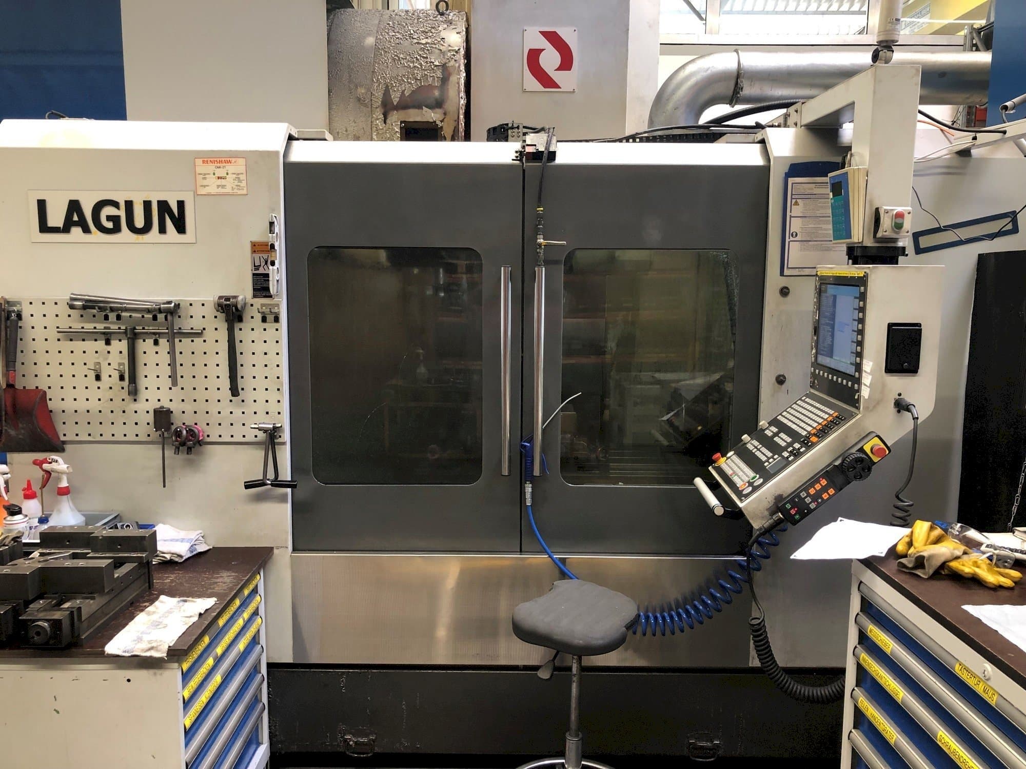 Čelní pohled na LAGUN L1400 stroj