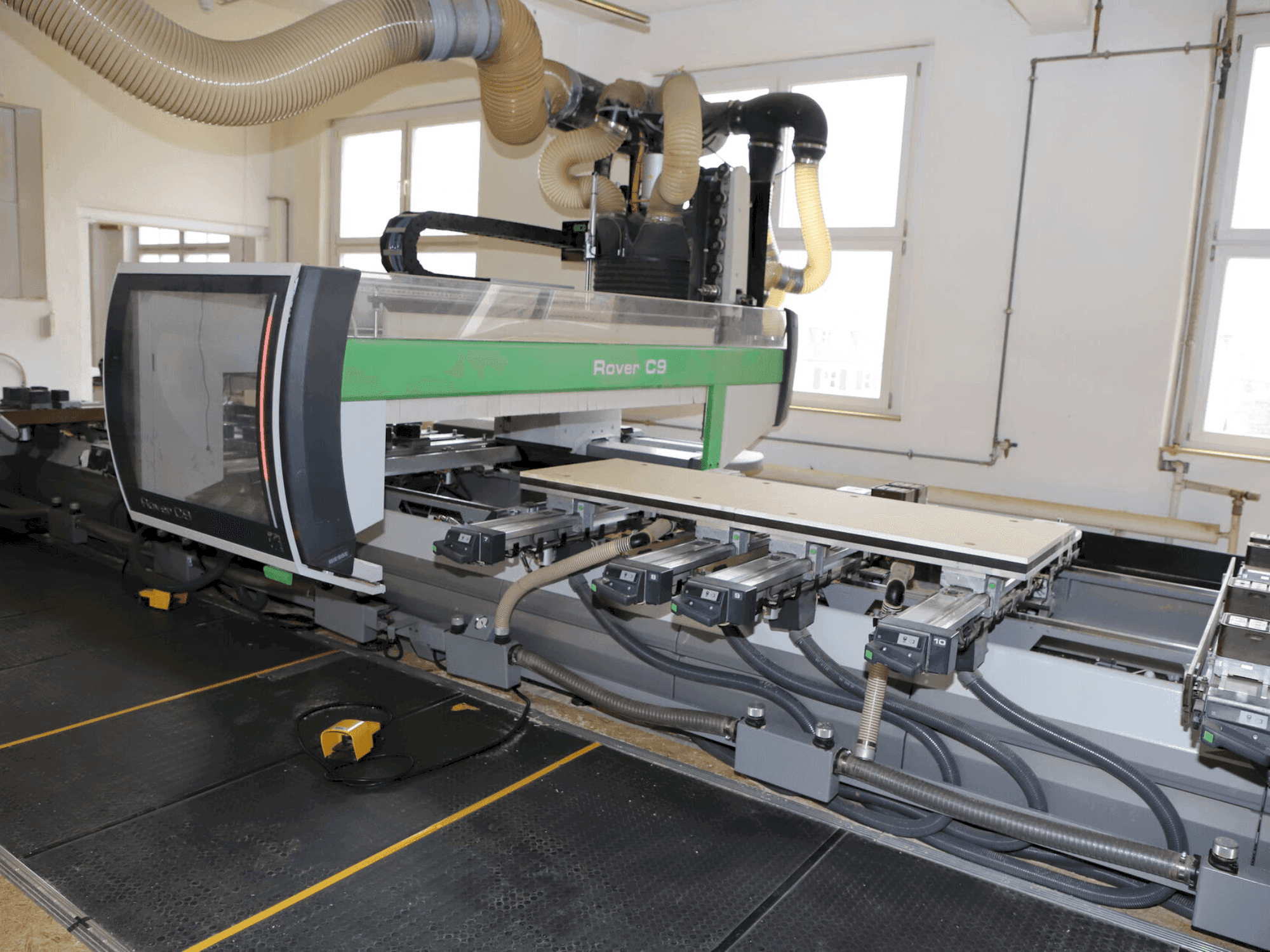 Čelní pohled  na BIESSE ROVER C 9.65  stroj