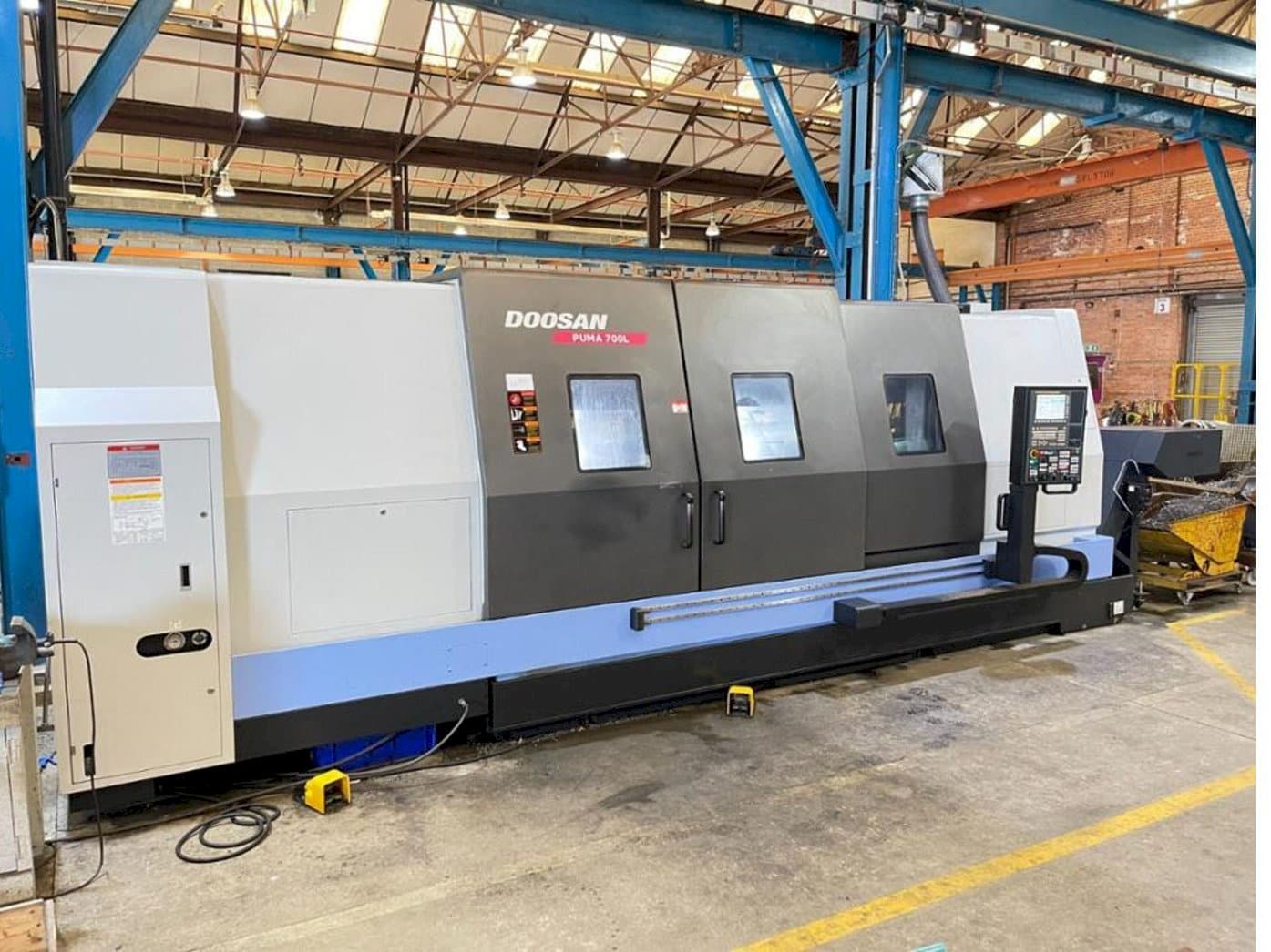 Čelní pohled na Doosan Puma 700L stroj