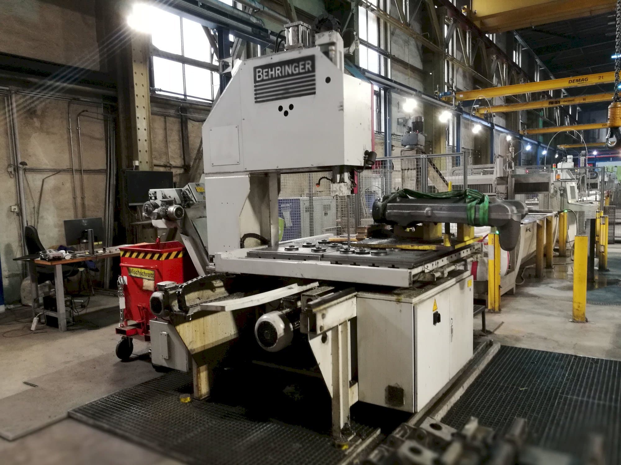 Čelní pohled na Behringer LPS 60-T stroj