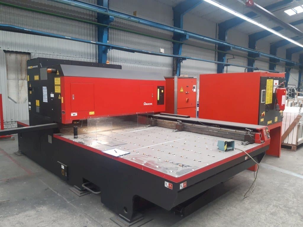 Čelní pohled na AMADA LC 2415 Alpha III stroj
