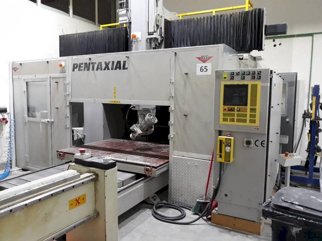 Čelní pohled na Rye Pentaxial 1710TP stroj
