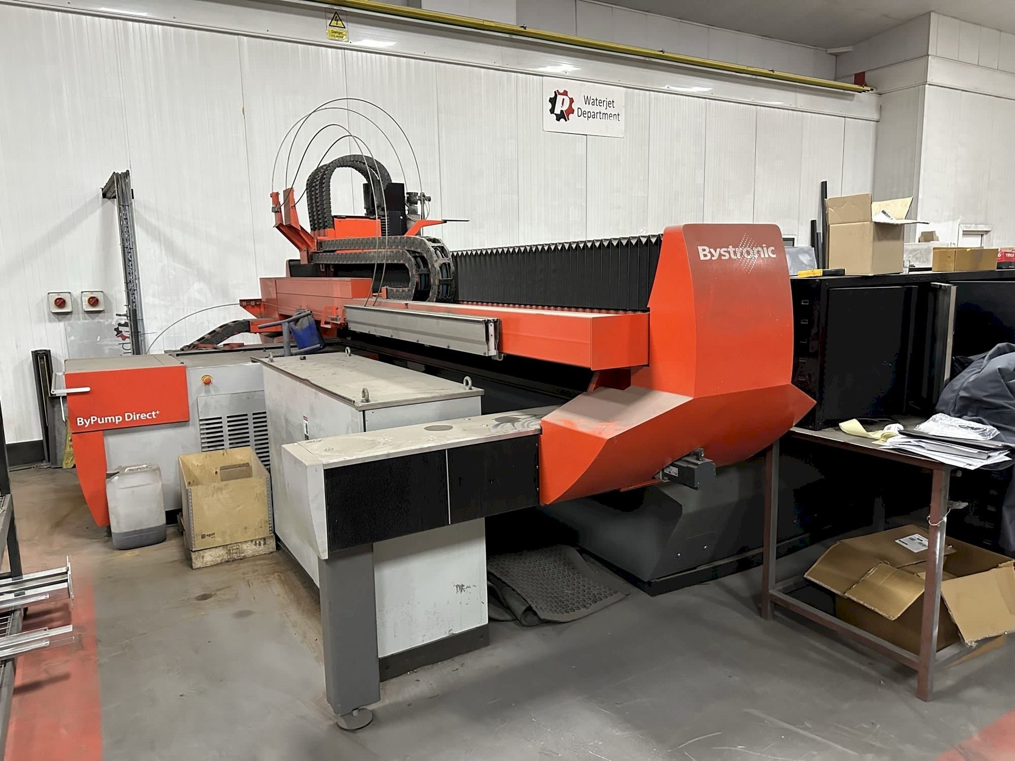 Čelní pohled  na Bystronic Byjet Flex 6030 Waterjet  stroj