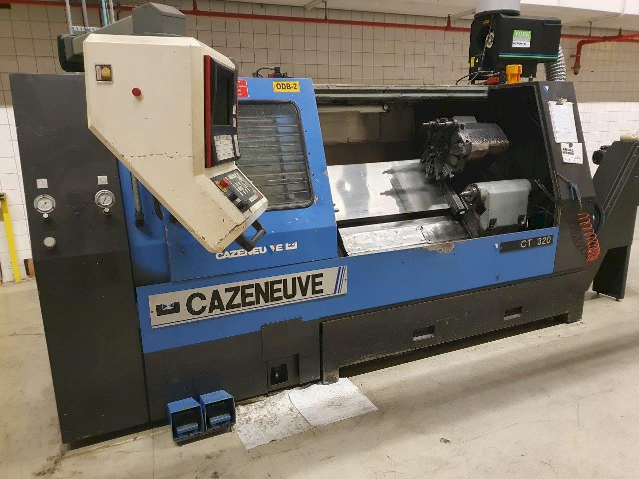 Čelní pohled  na CAZENEUVE  CT320  stroj