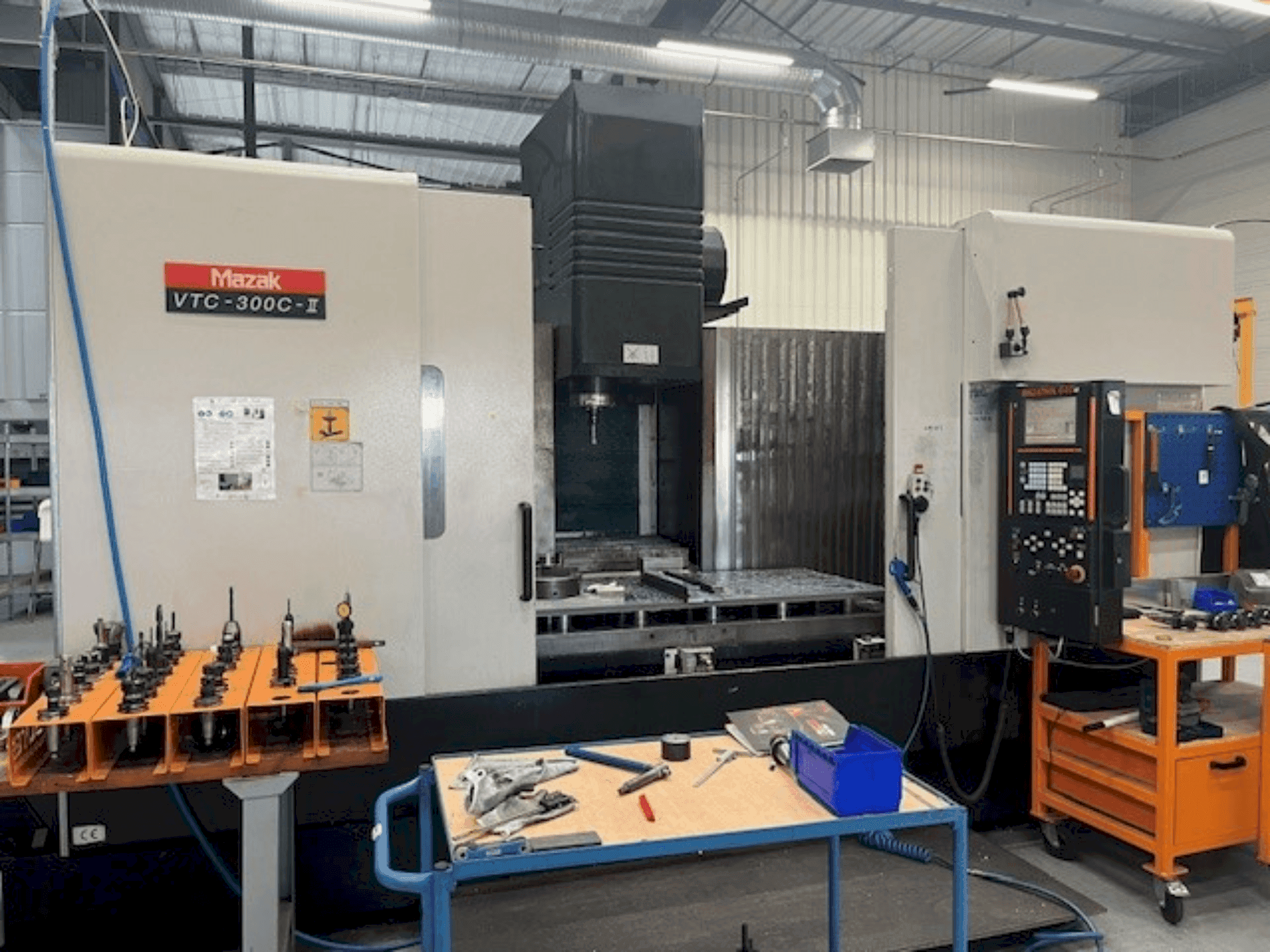 Čelní pohled na Mazak VTC-300C-II stroj