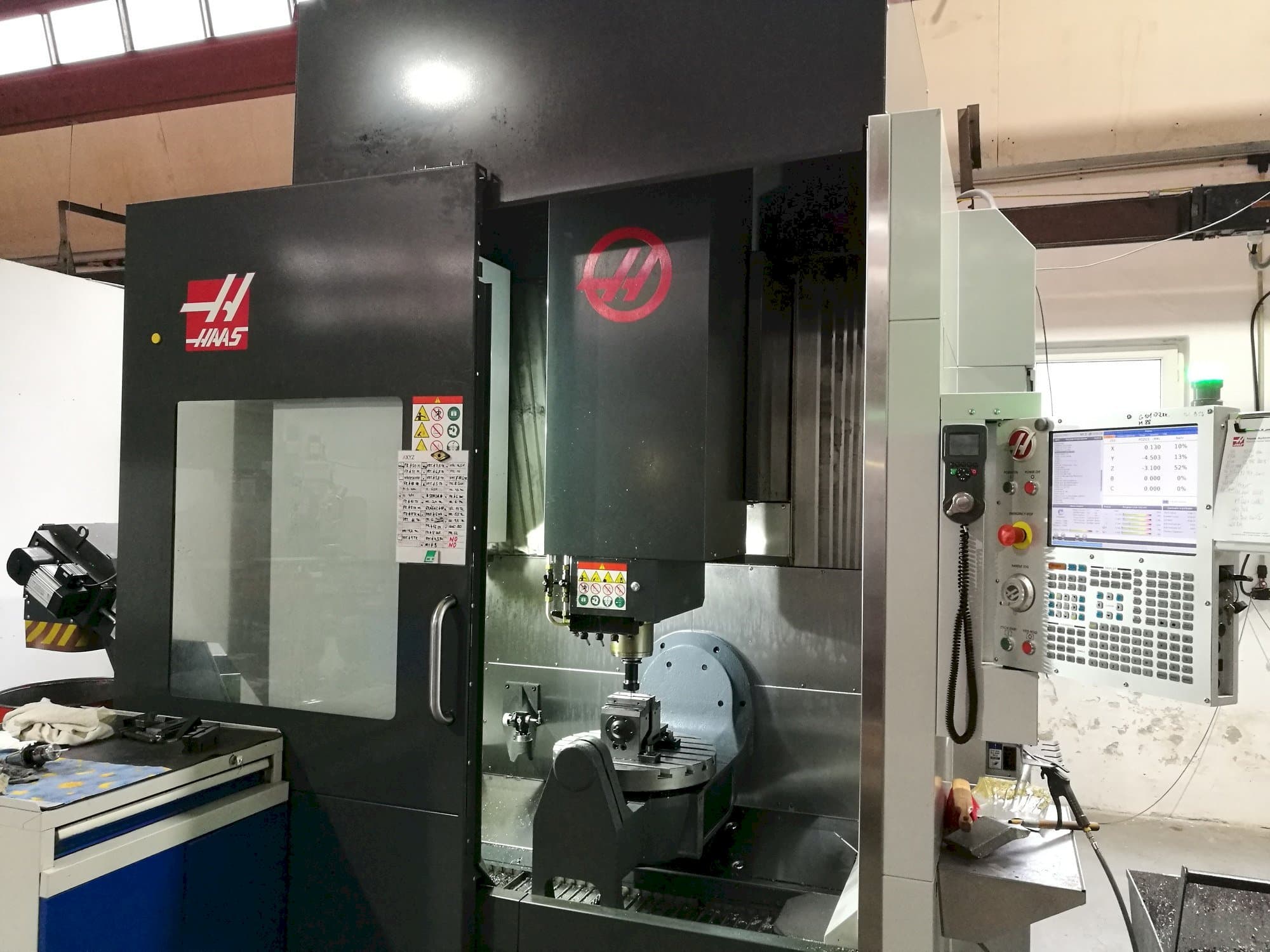 Levý boční pohled na HAAS UMC - 750 stroj