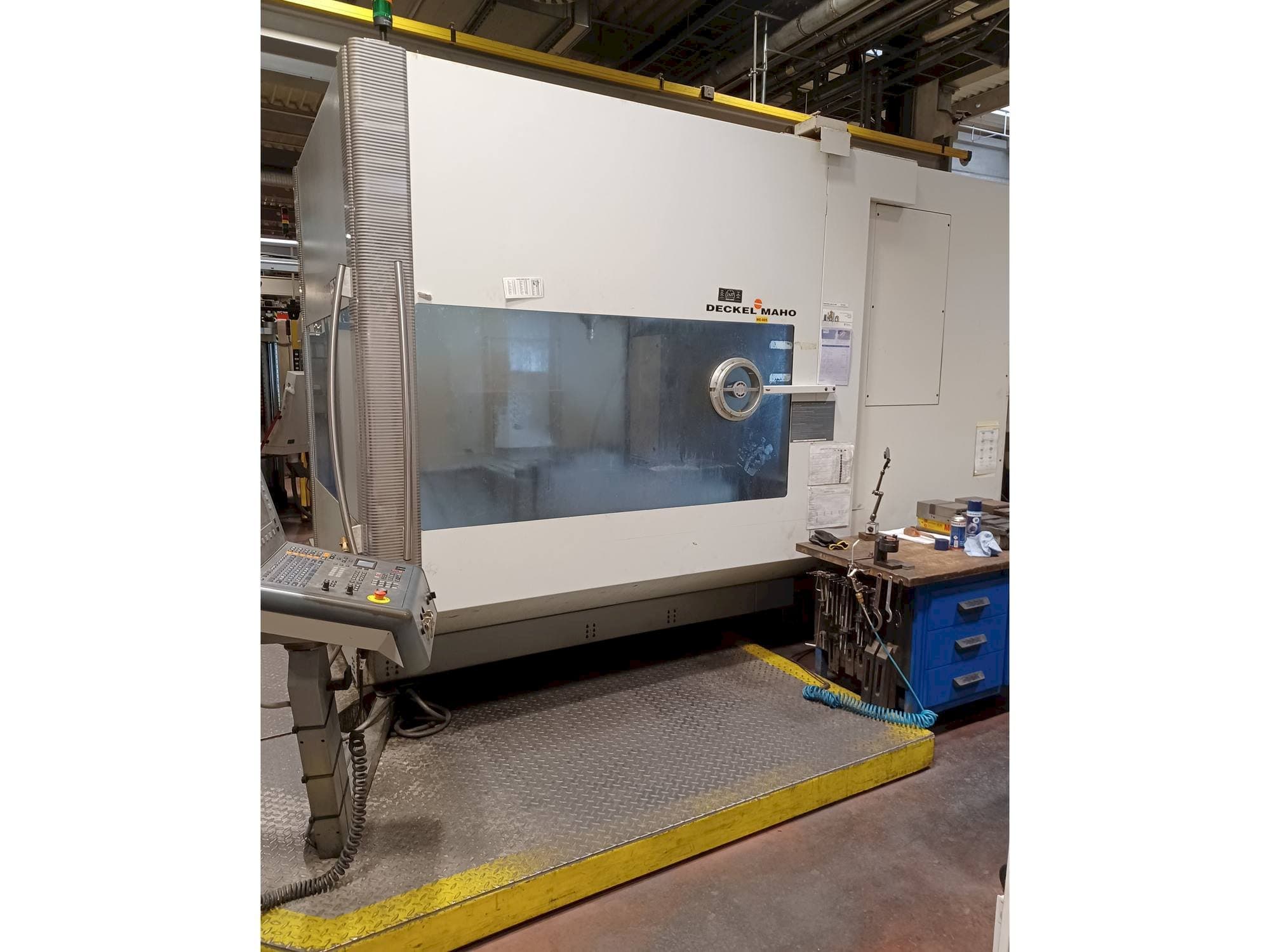 Čelní pohled na DECKEL MAHO DMU 125 T hi-dyn stroj