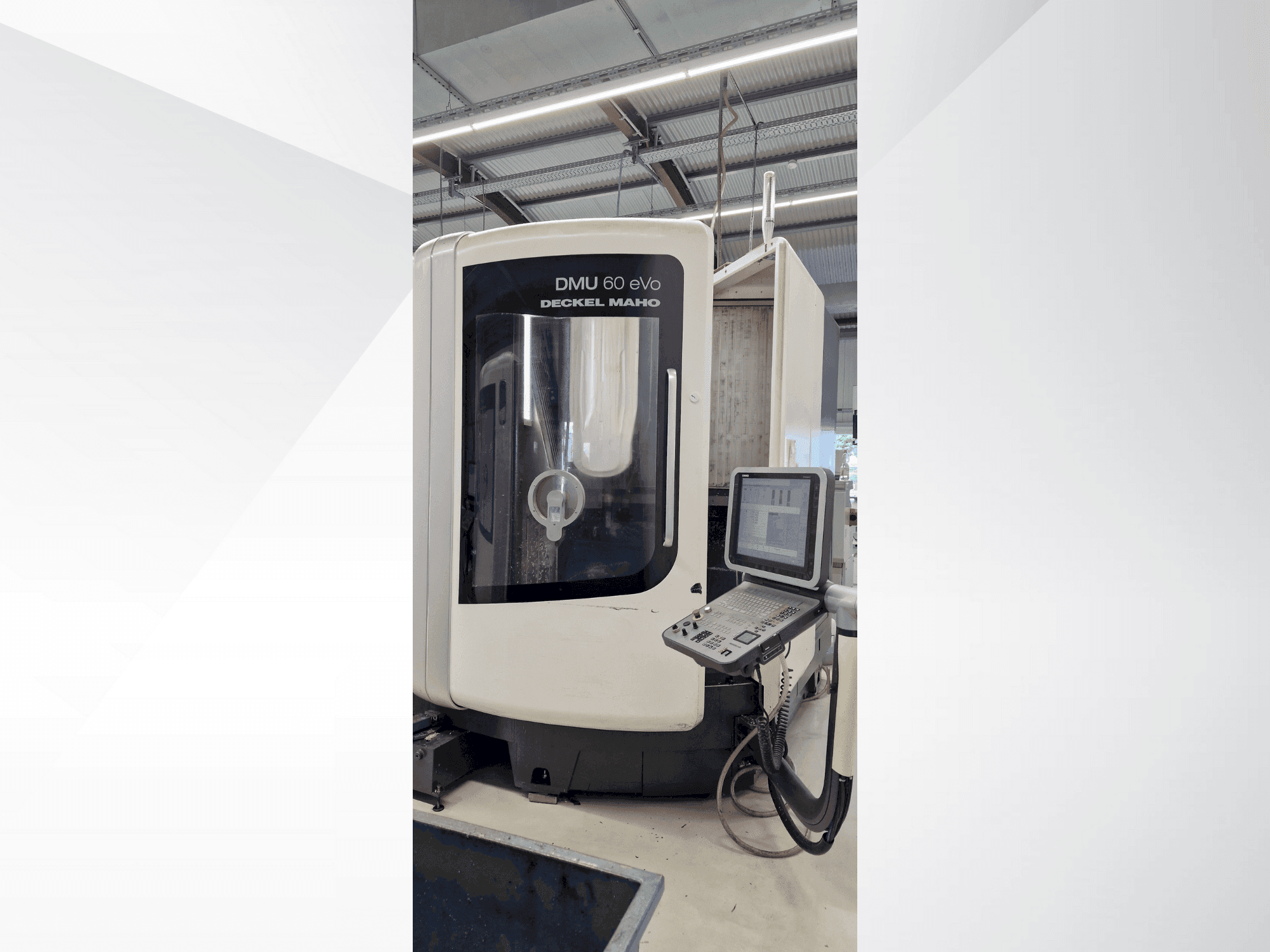 Čelní pohled na DMG DECKEL MAHO DMU 60 evo stroj