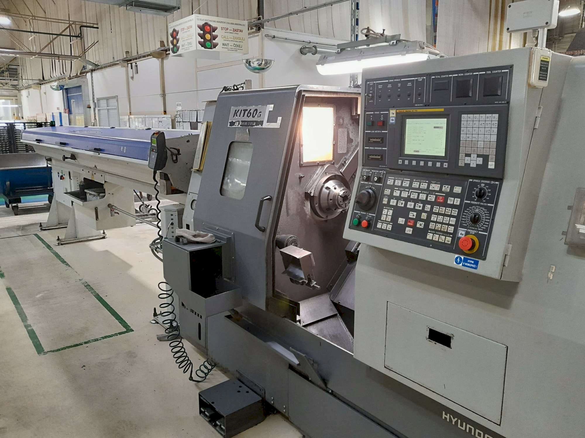 Čelní pohled na Hyundai Kia KIT60G stroj