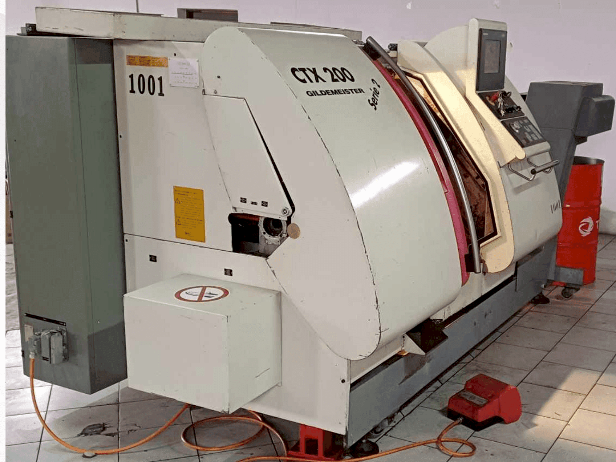 Čelní pohled na Gildemeister CTX 200 S2 stroj
