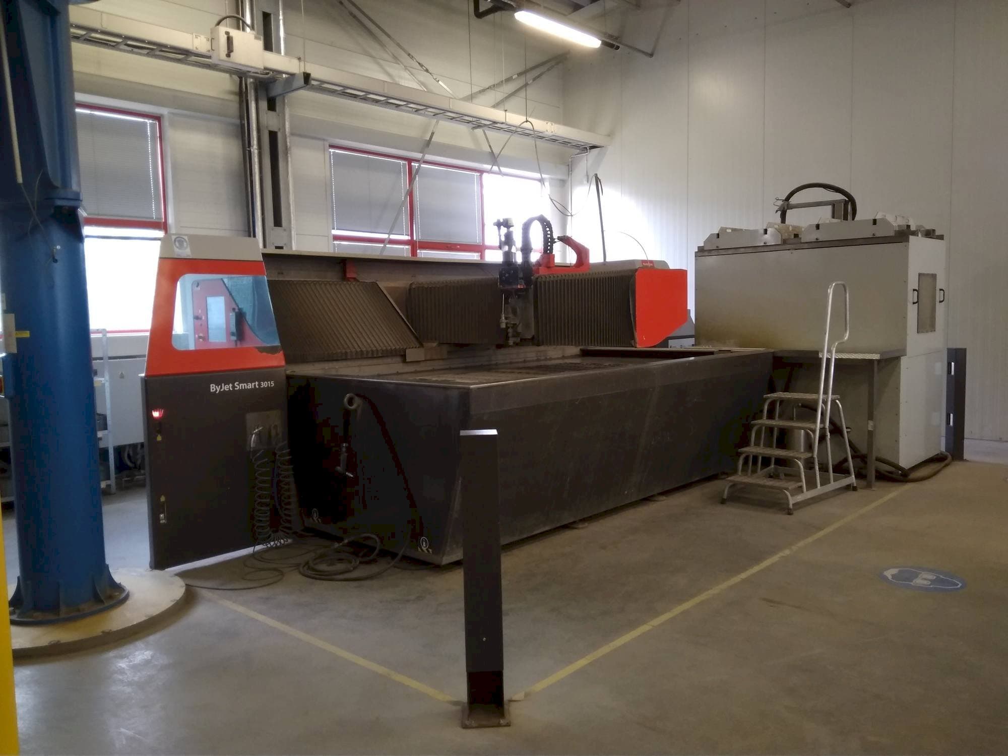 Čelní pohled  na Bystronic ByJet Smart 3015  stroj