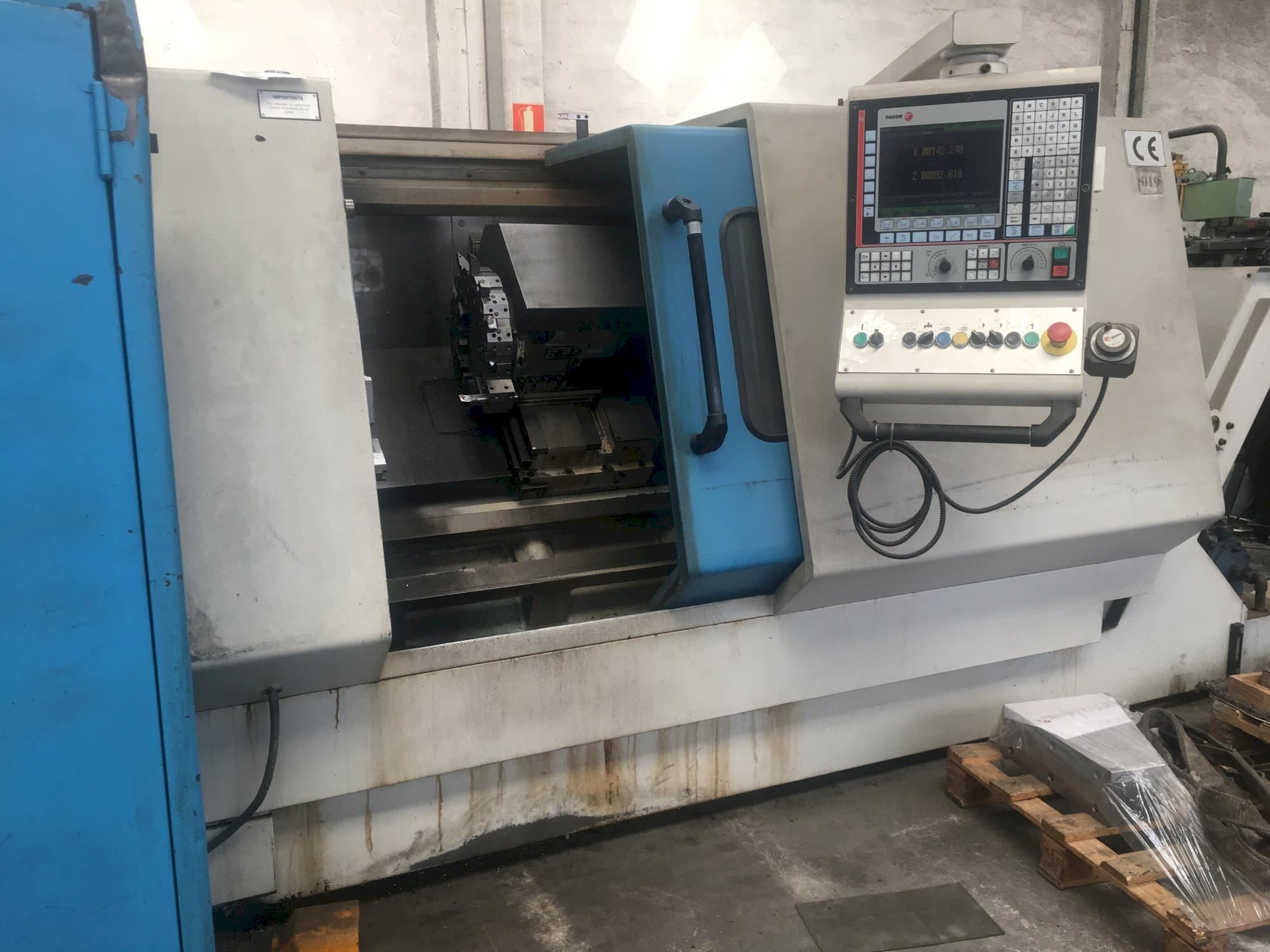 Čelní pohled na Lealde TCN10-L stroj