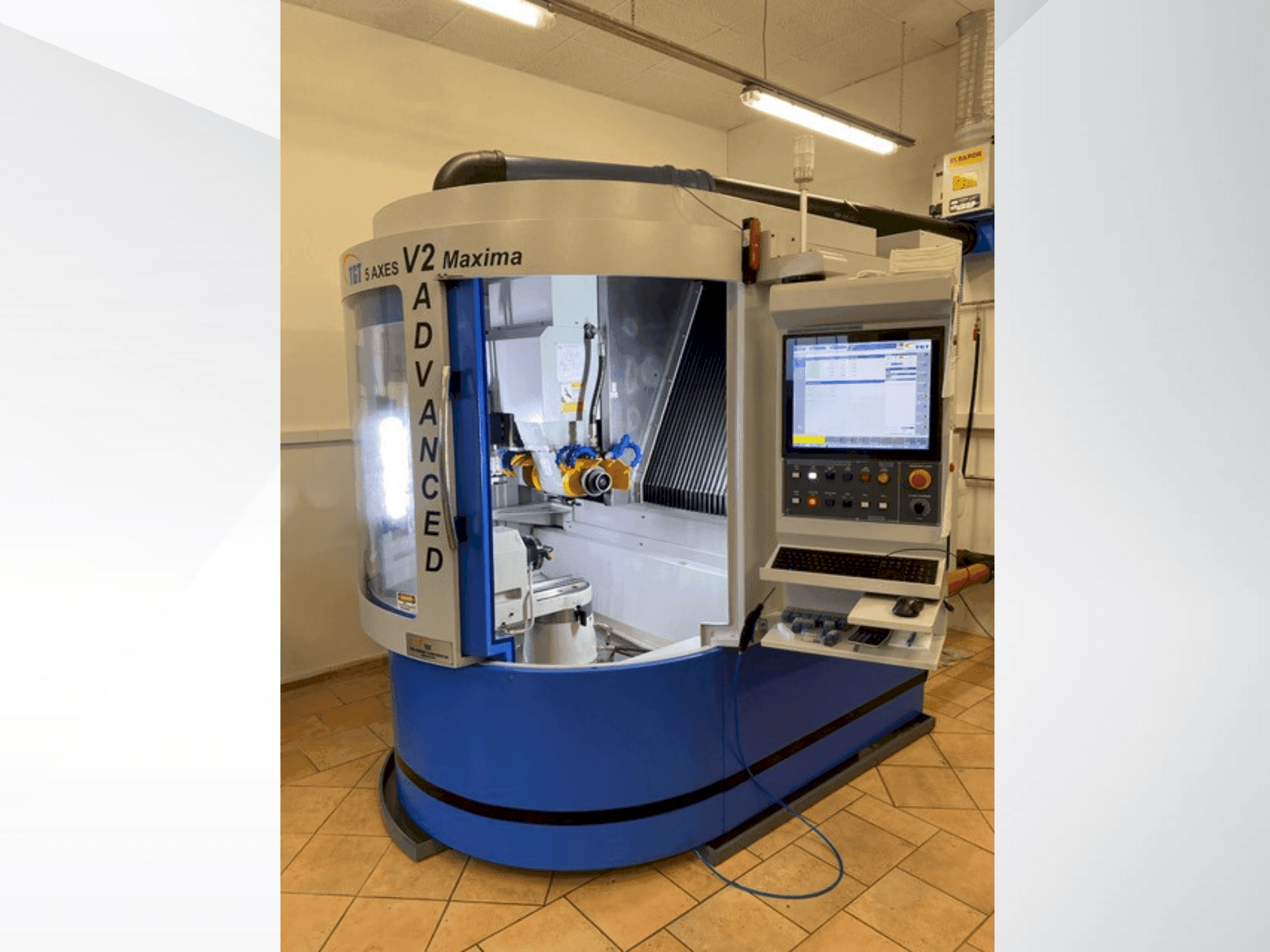 Čelní pohled na TGT V2 Maxima stroj