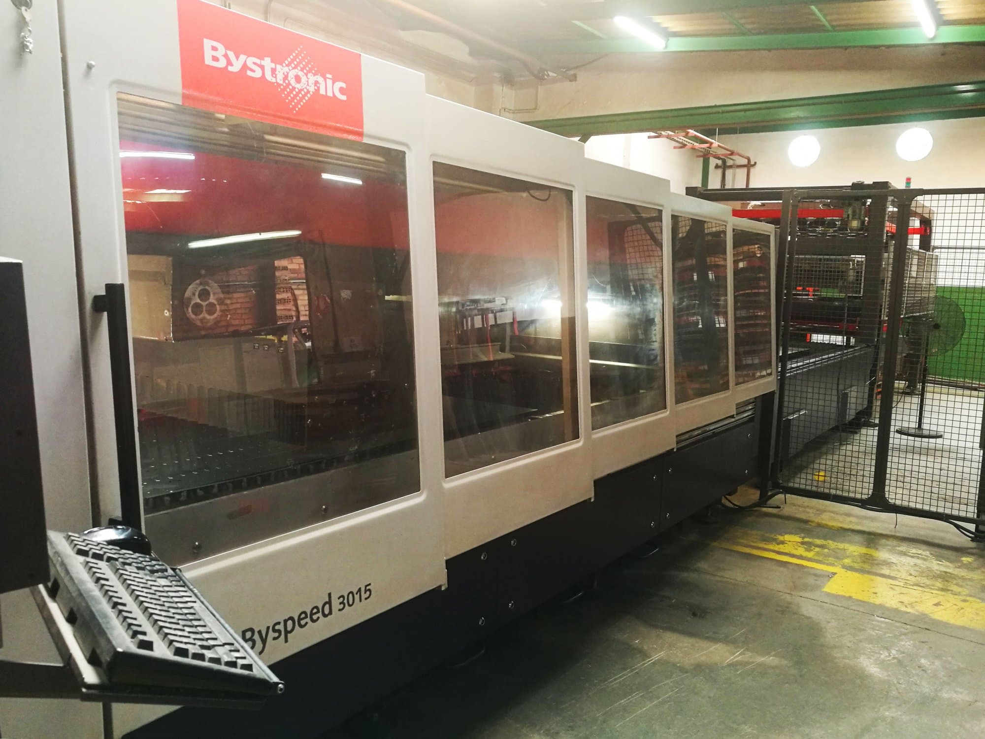 Pravý pohled  na Bystronic Byspeed 3015 stroj