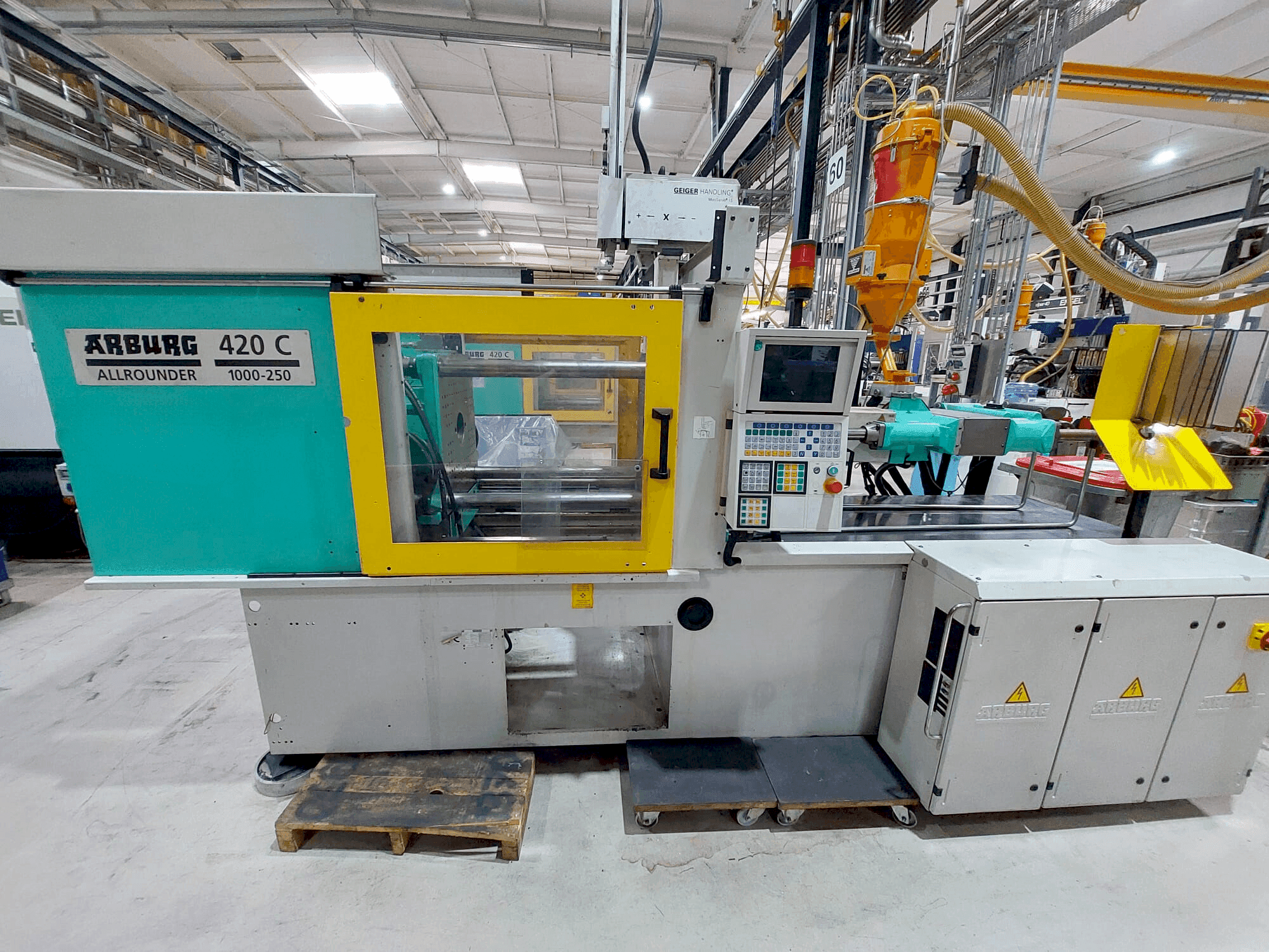 Čelní pohled na Arburg 420C-1000-250 stroj