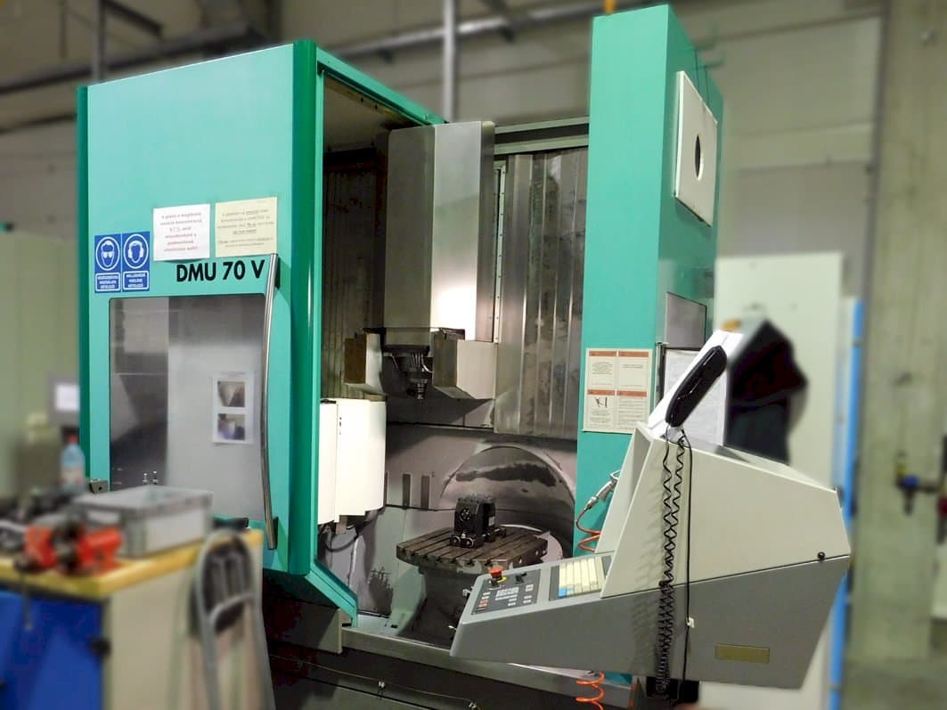 Čelní pohled  na DMG DMU 70 V  stroj