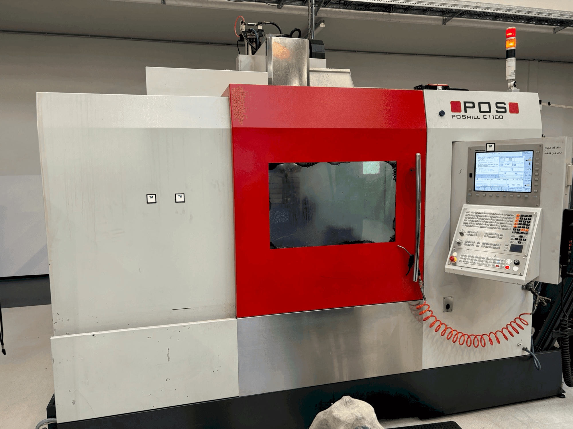 Čelní pohled na POSmill E 1100 stroj