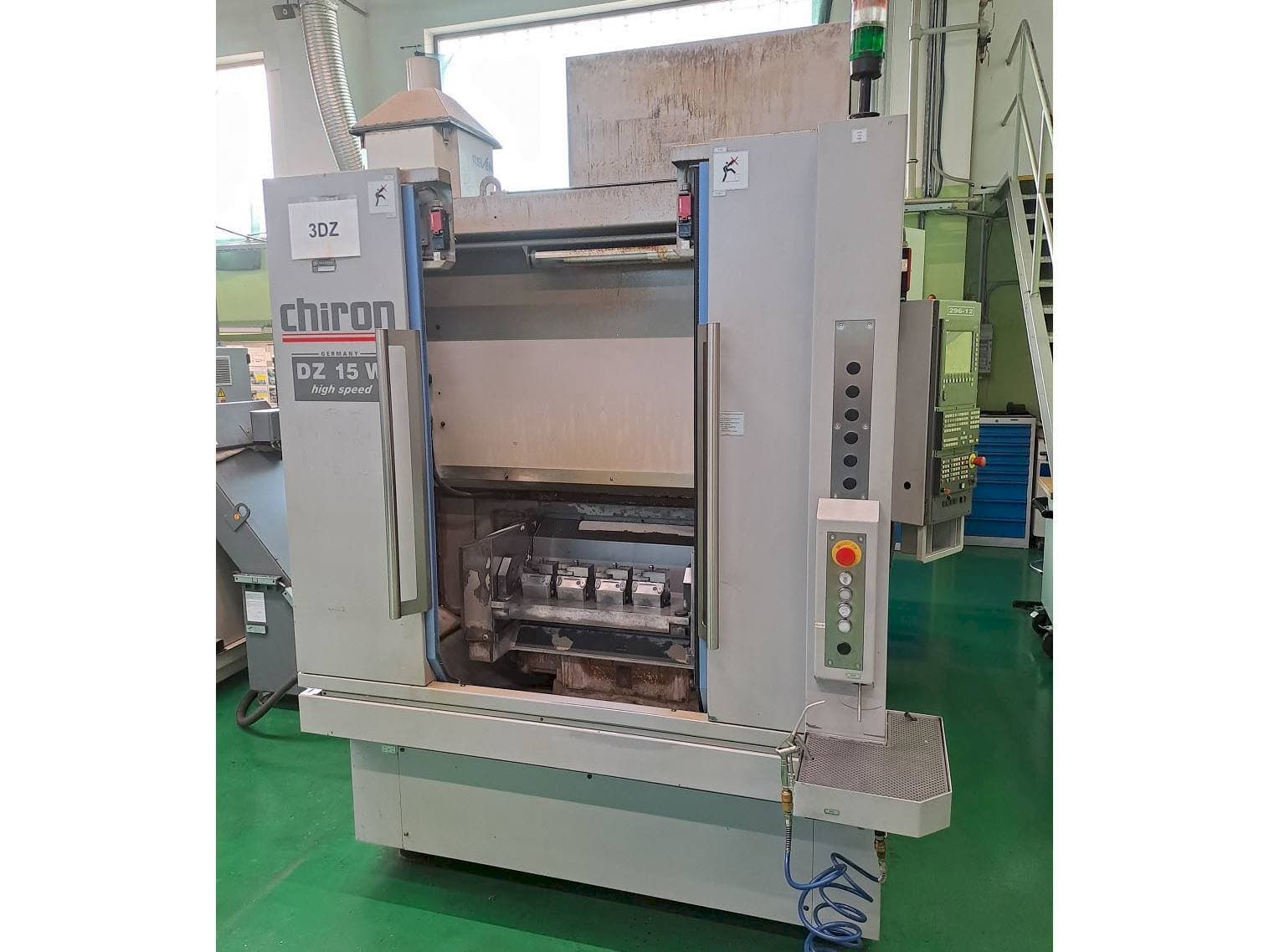 Čelní pohled na CHIRON DZ 15W HS stroj