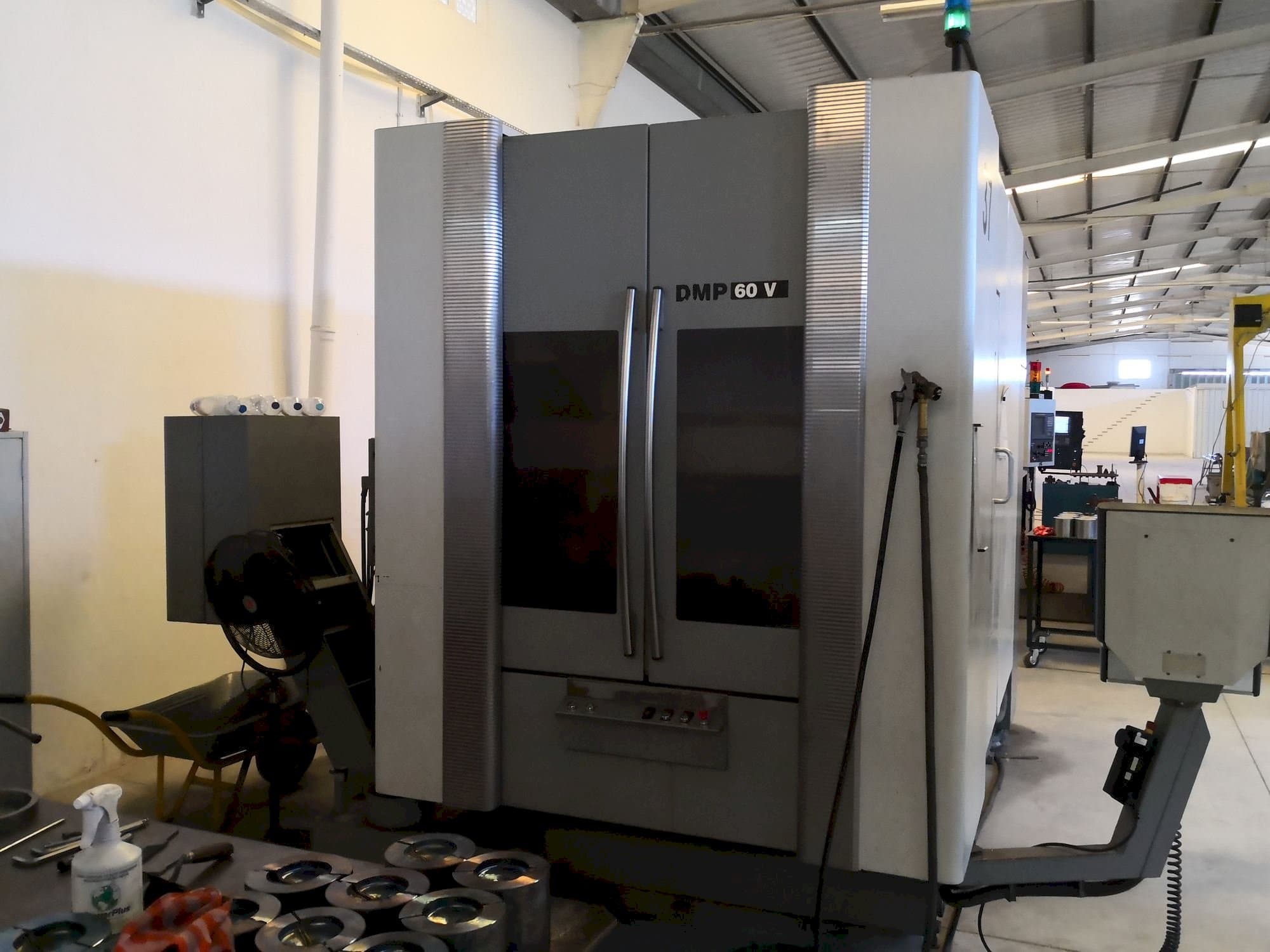 Čelní pohled na DECKEL MAHO DMP 60V stroj