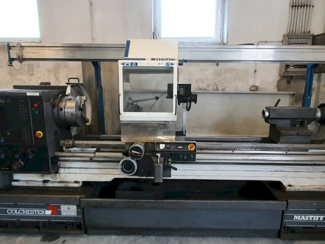 Čelní pohled na Colchester MASTIFF V/S 1800 stroj