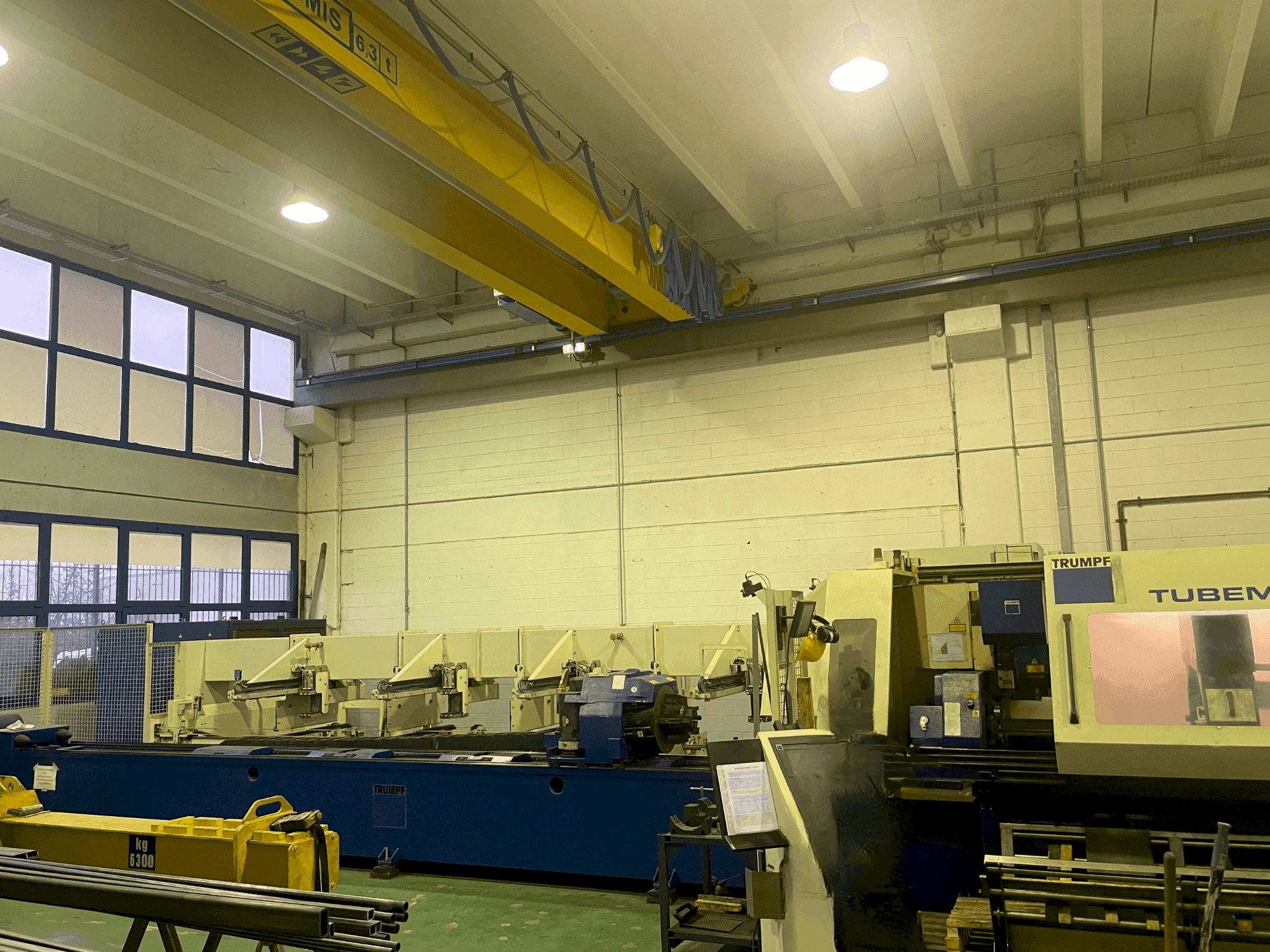 Čelní pohled na TRUMPF TUBEMATIC 3.2 kw stroj