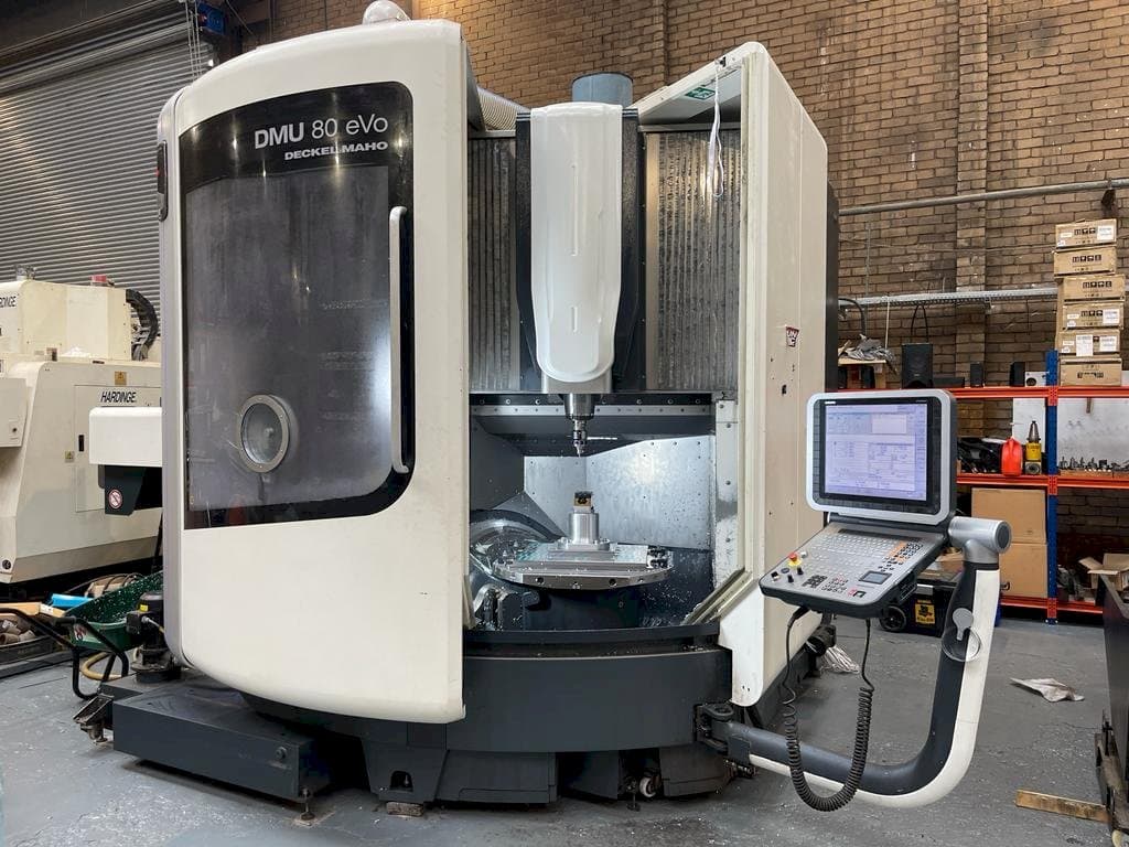 Čelní pohled na DMG DMU 80 eVo Linear stroj