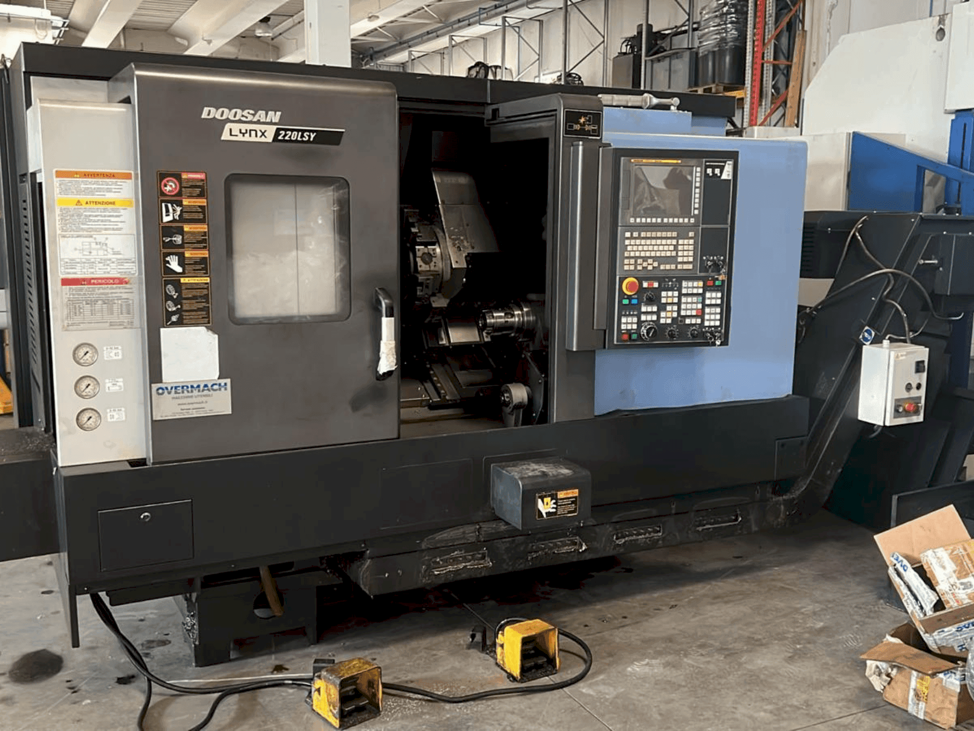 Čelní pohled na DOOSAN DOOSAN LYNX 220LSY stroj