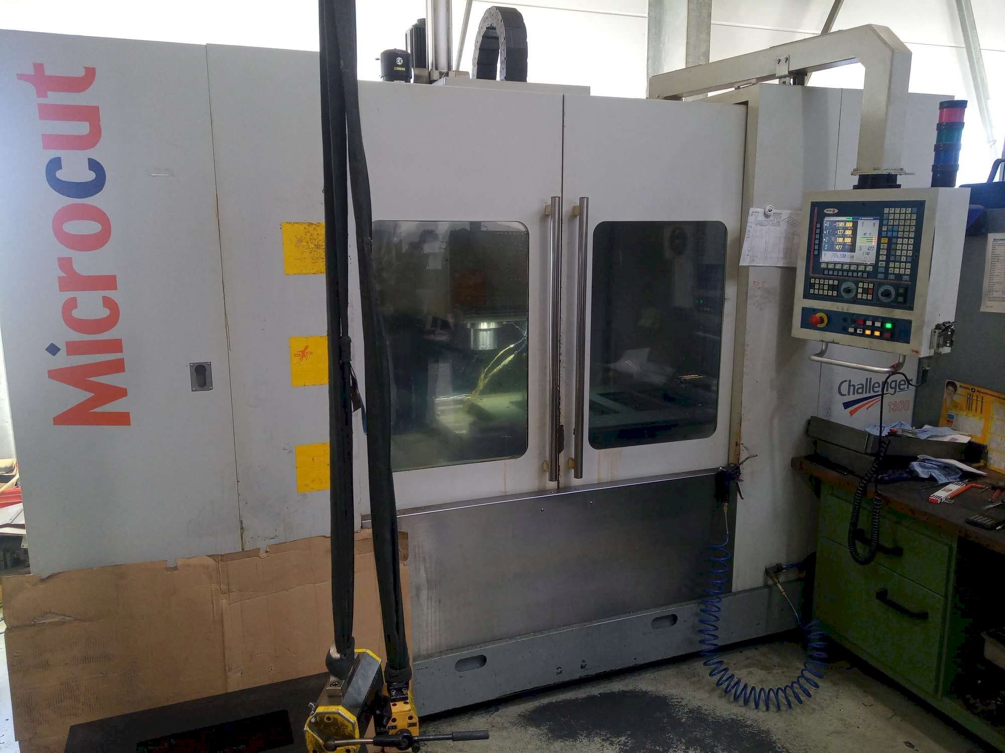 Čelní pohled  na Micromill VMC 1300  stroj