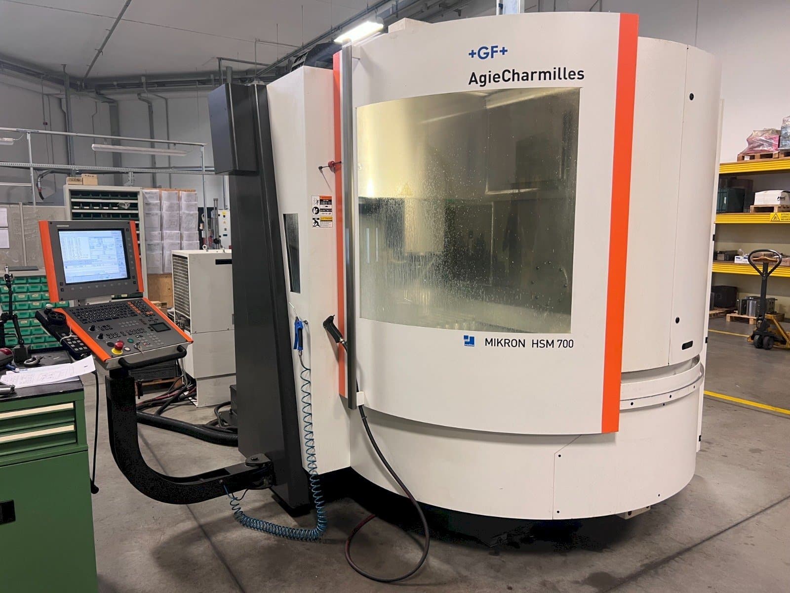 Čelní pohled na AgieCharmilles MIKRON HSM 700 stroj