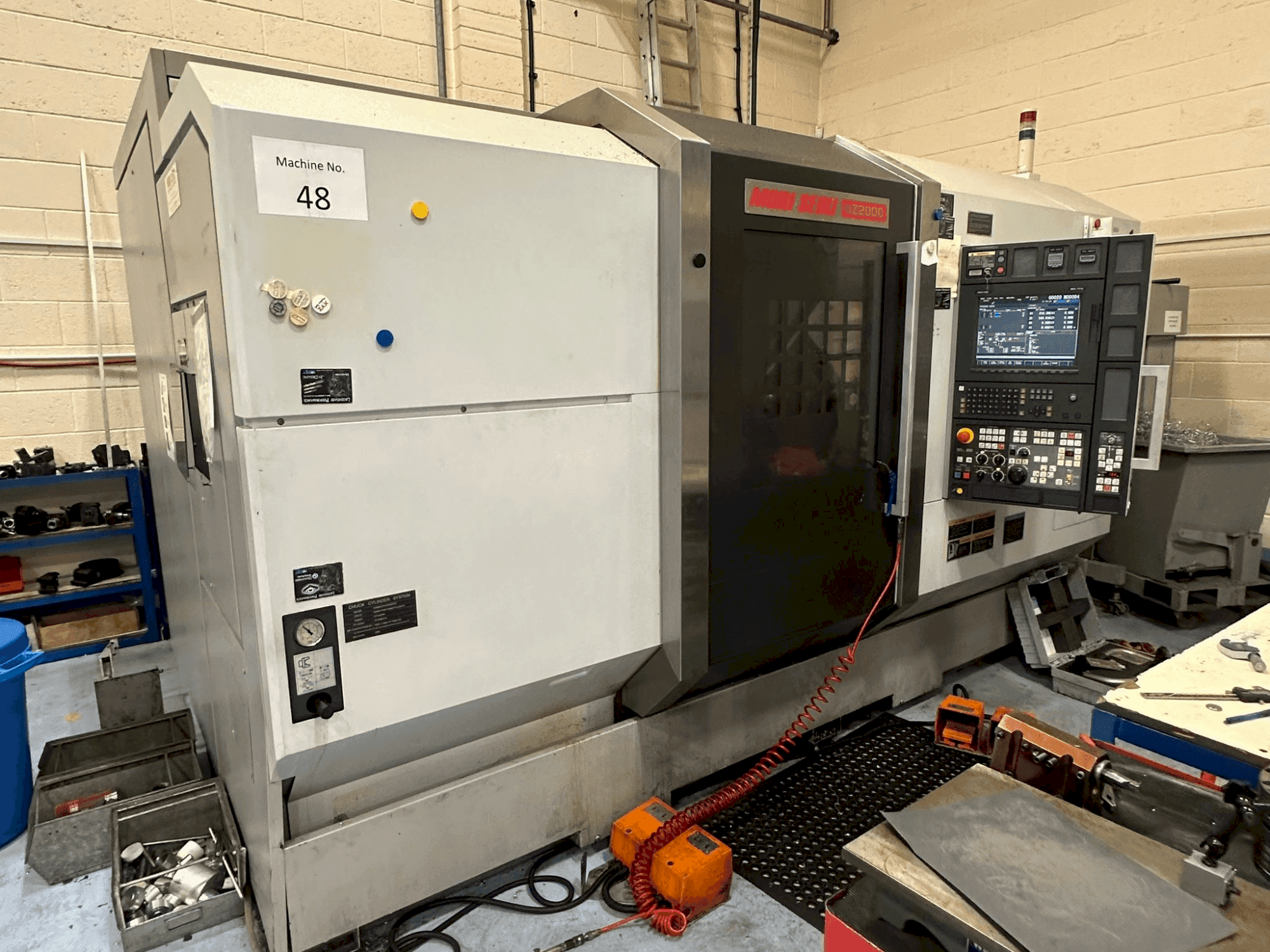 Čelní pohled na MORI SEIKI NZ2000 stroj