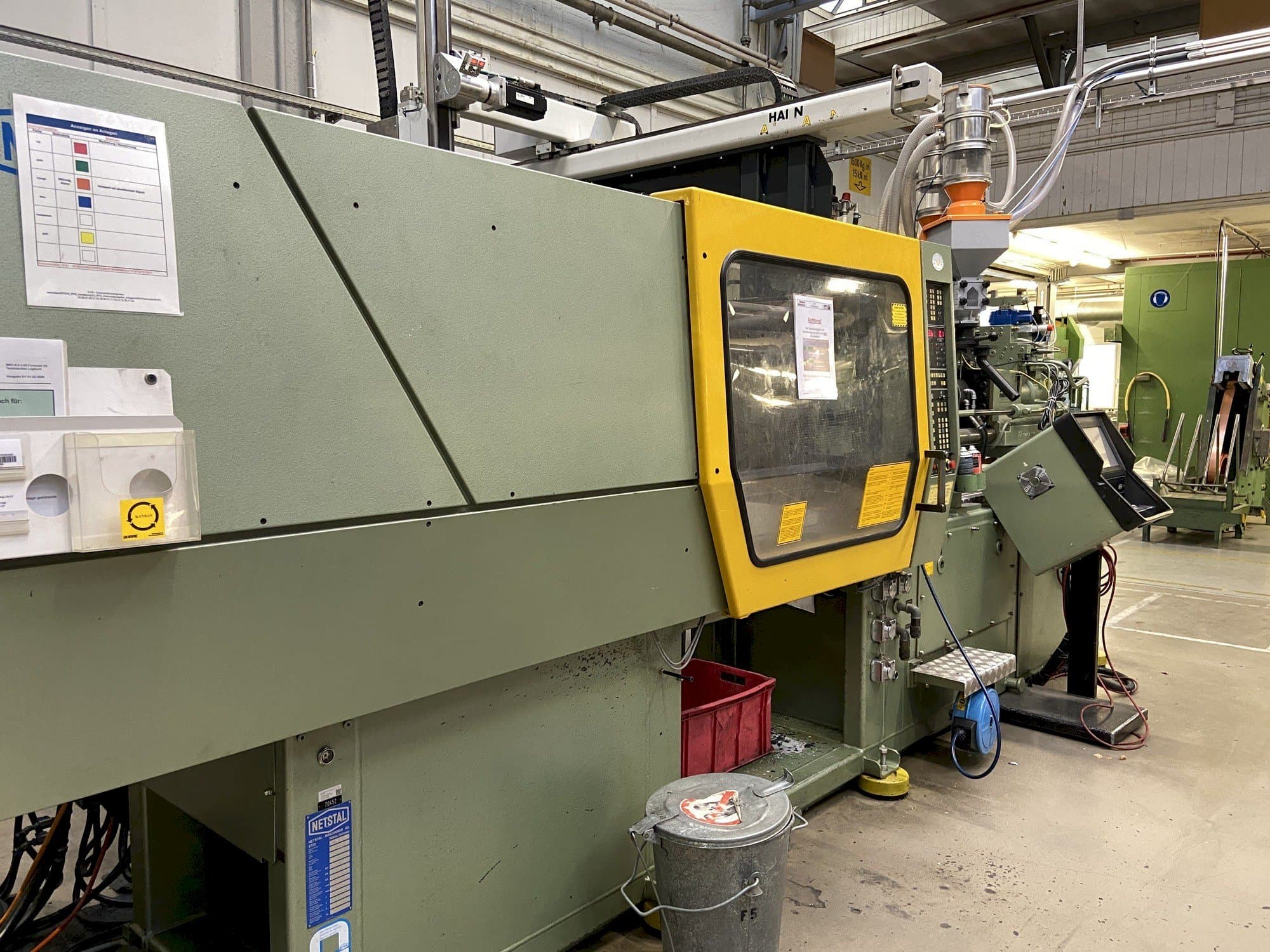 Čelní pohled na Netstal Synergy 1500K/460 stroj