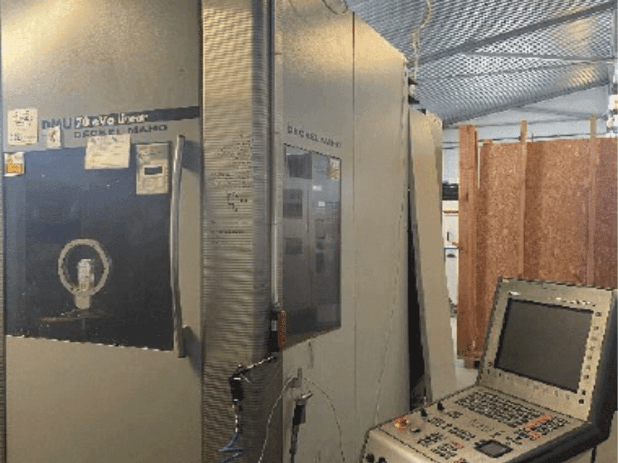 Čelní pohled na DMG DECKEL MAHO DMU 70 eVo stroj