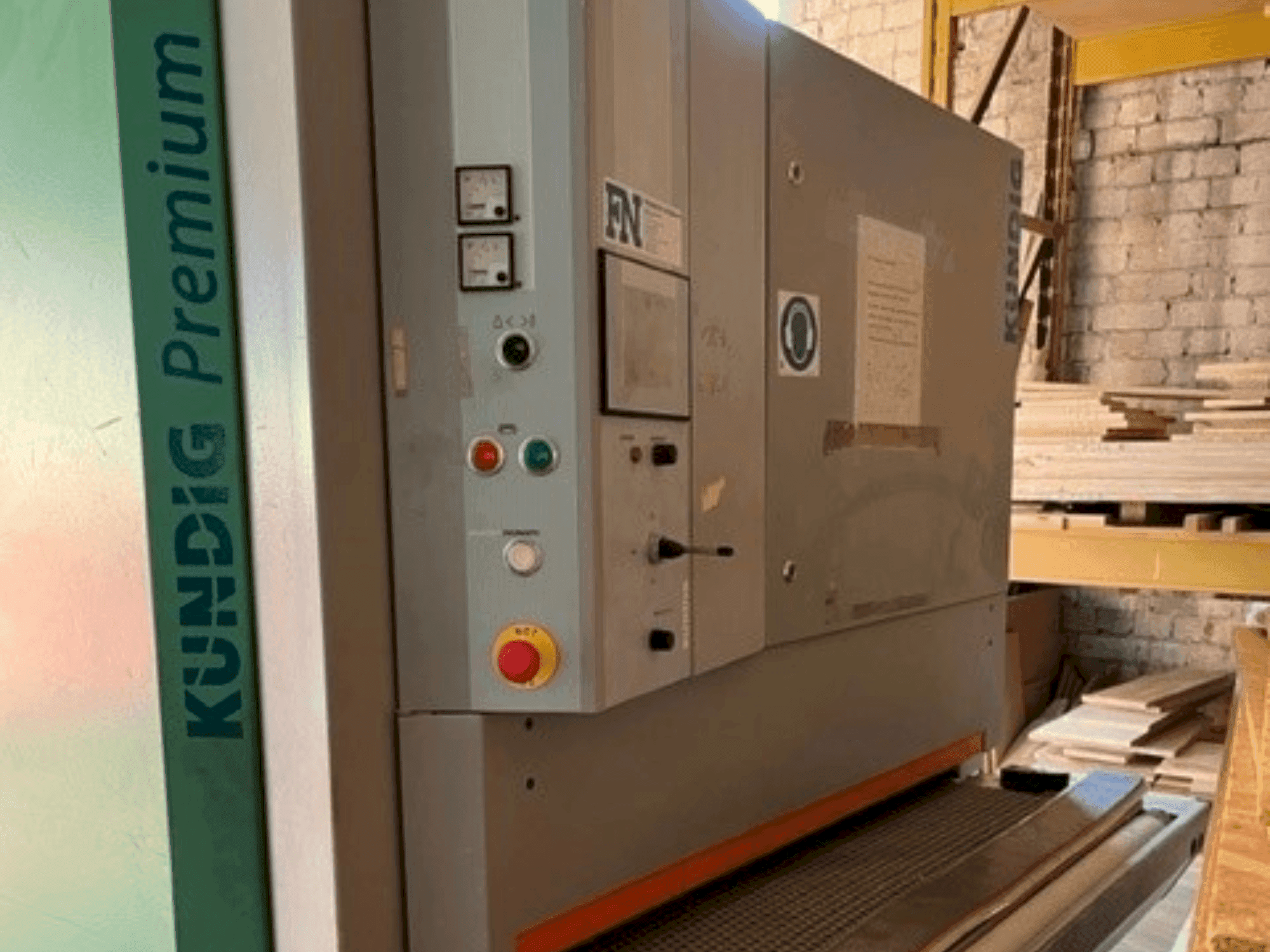 Čelní pohled na Kundig Premium 2 1100-RE stroj