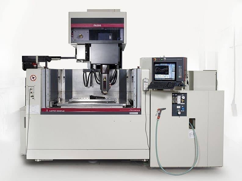 Čelní pohled na Mitsubishi FA 30S Advance stroj