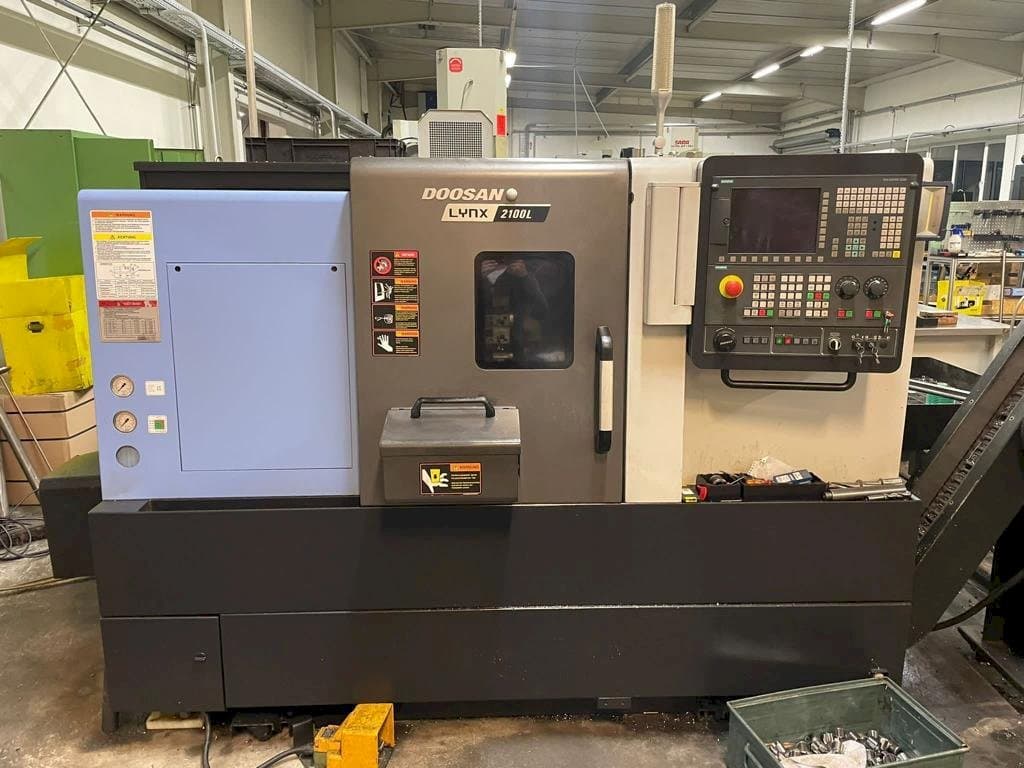 Čelní pohled na Doosan Lynx 2100LB stroj
