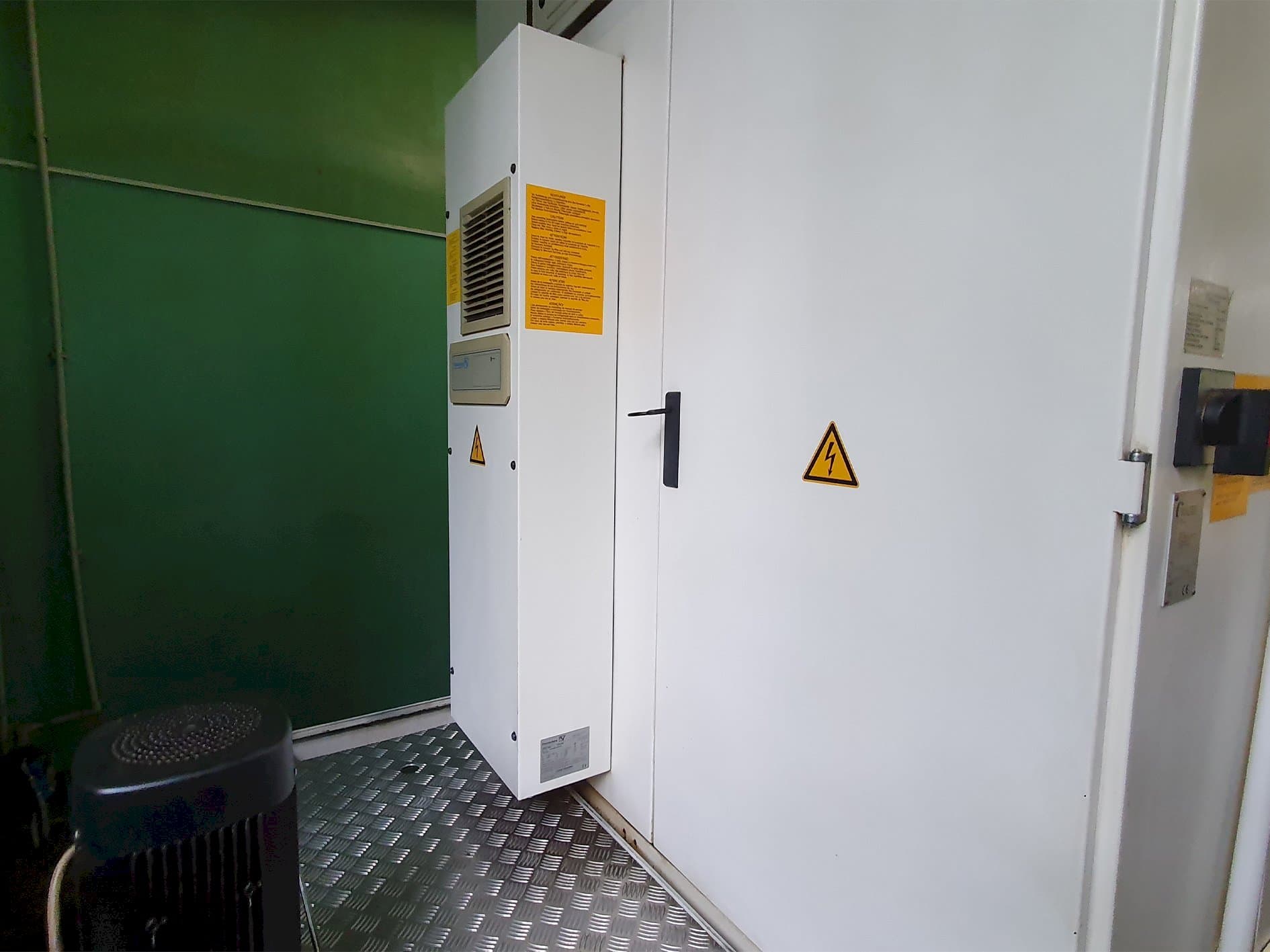 Zadní pohled na Walter Helitronic Power stroj