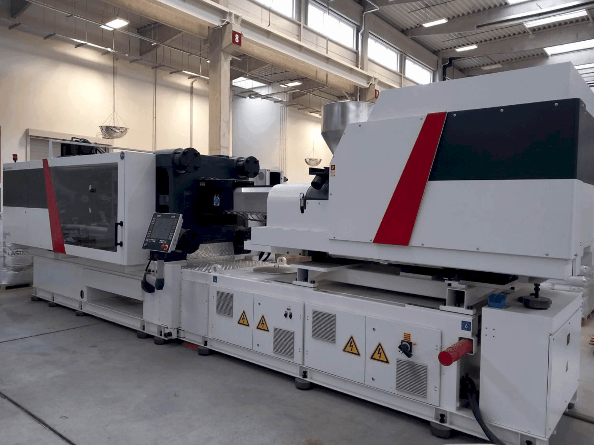 Čelní pohled na Milacron Elektron Evo 450 stroj