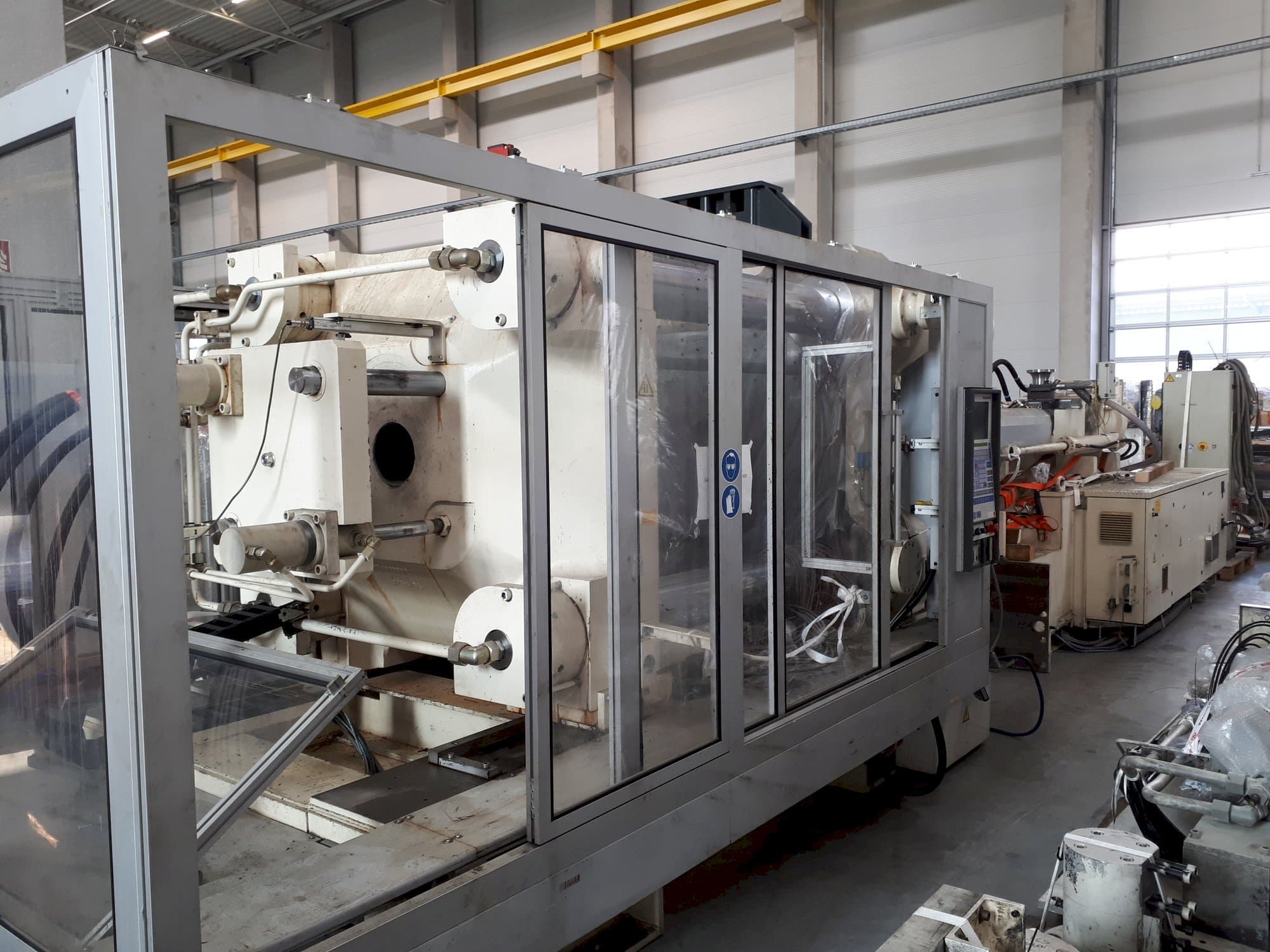 Čelní pohled na Krauss Maffei 650-2700 C1 stroj