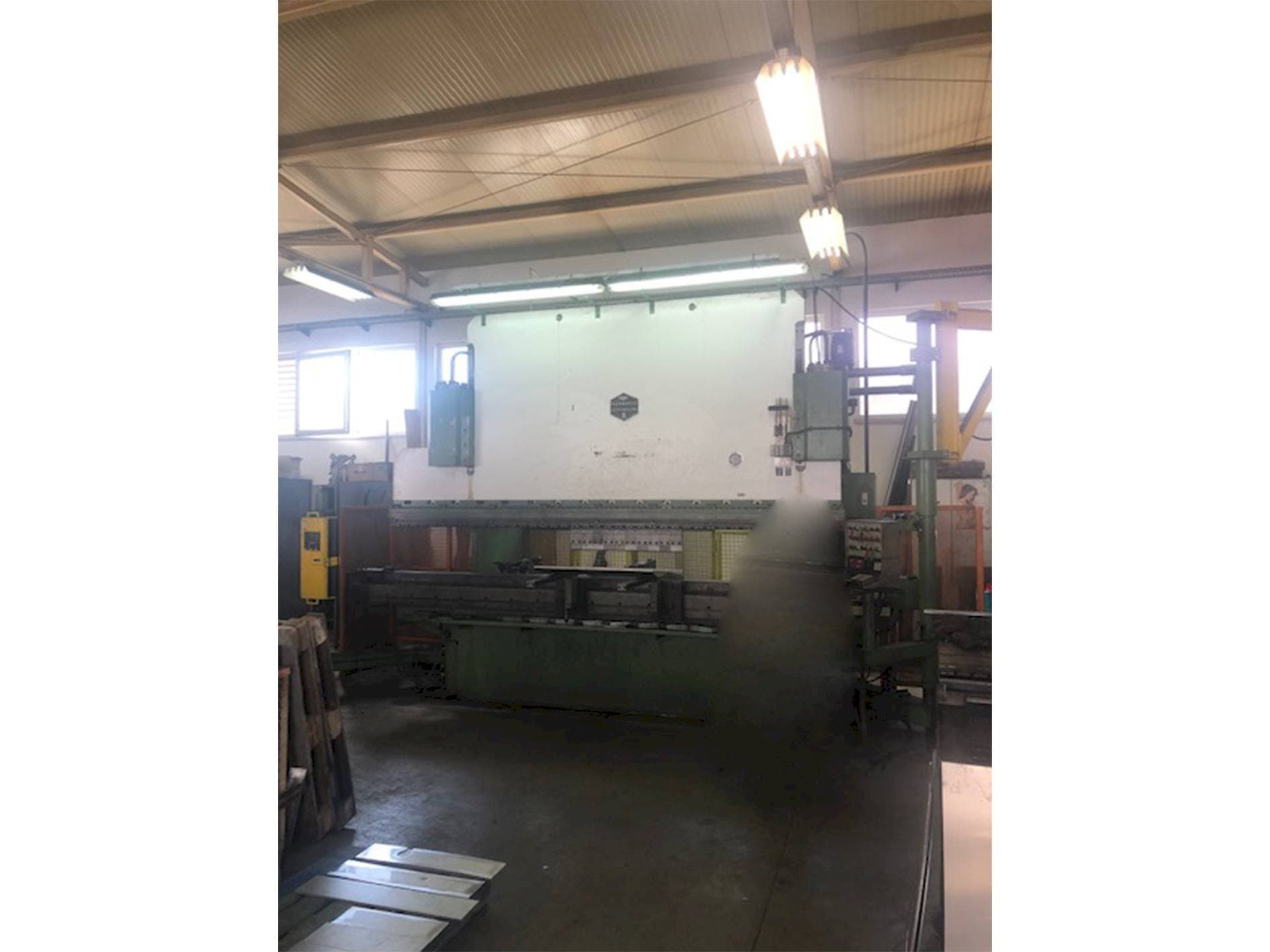 Čelní pohled na HAMMERLE AP CNC 200 SID stroj