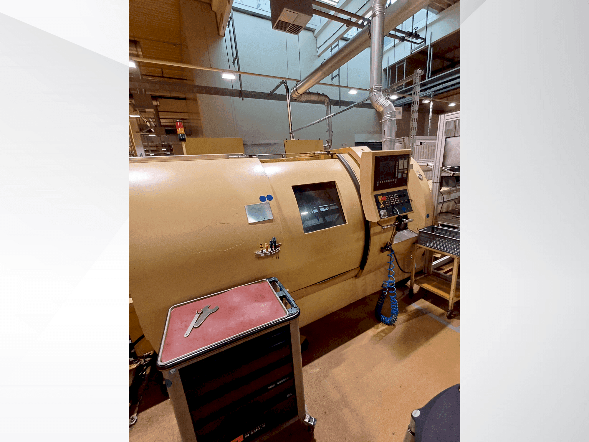 Čelní pohled na TRENS SBL500 CNC stroj