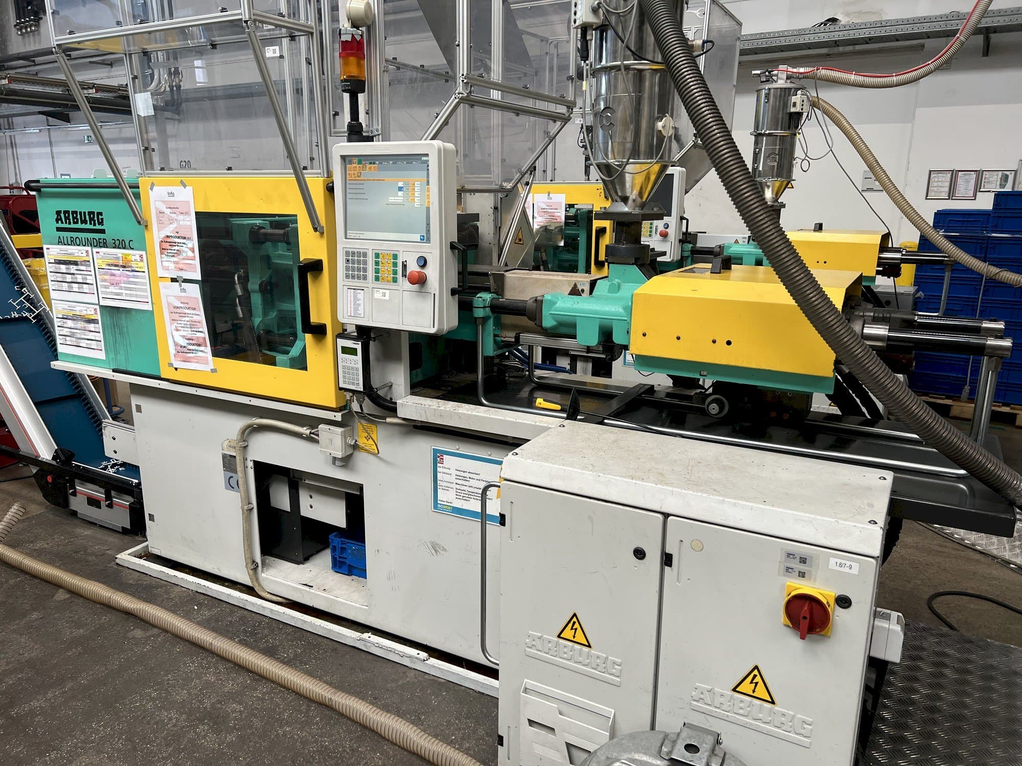 Čelní pohled  na Arburg Allrounder 320C 500 - 170  stroj