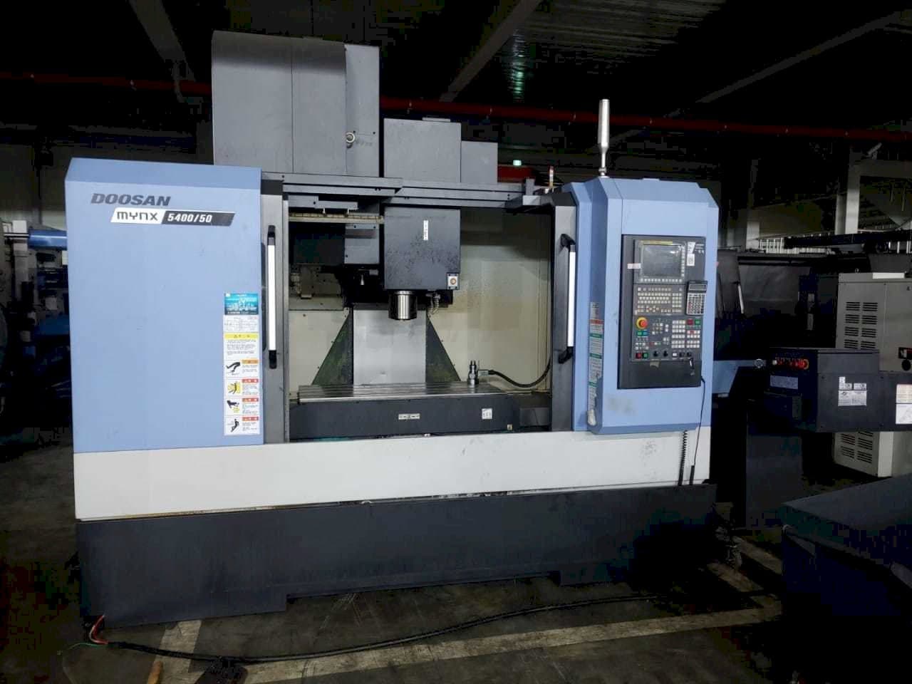 Čelní pohled na Doosan MYNX 5400/50 stroj